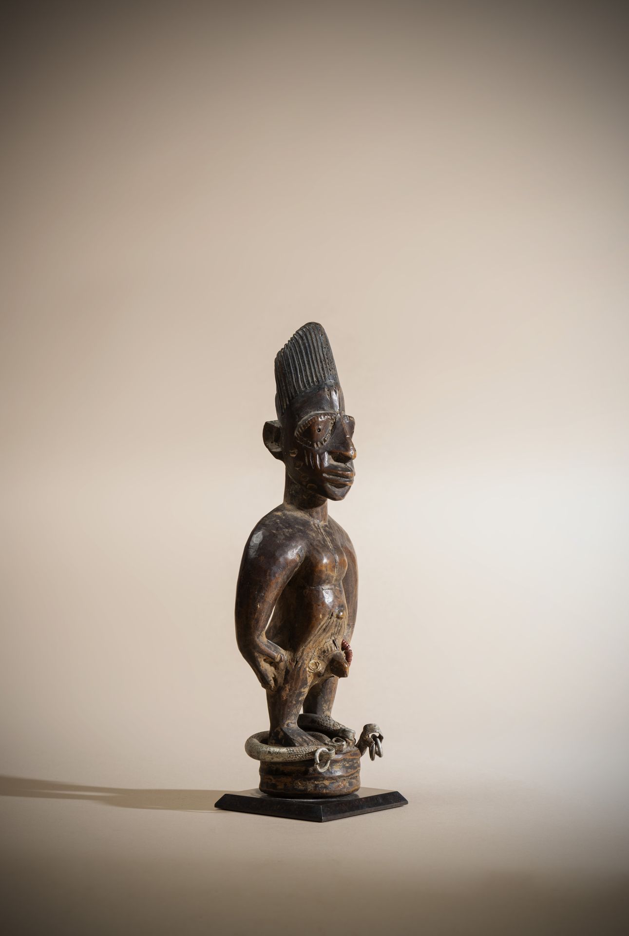 Null YORUBA (尼日利亚)

一个伊贝吉双胞胎的雕像，可能是伊博米纳，戴着铜制脚镯。深层铜锈

收藏E和G Betra

高度：27厘米