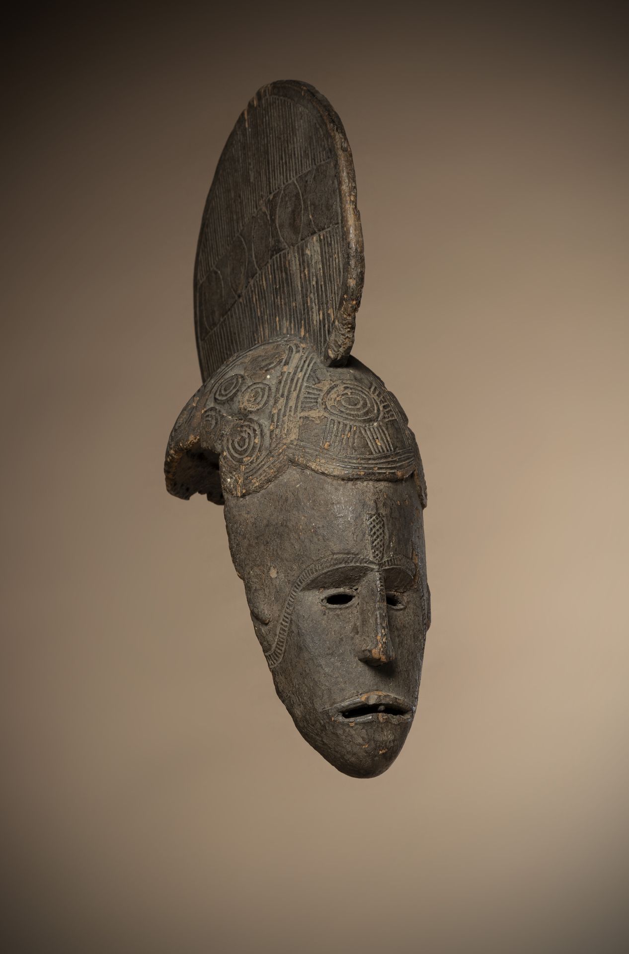 Null IBO (尼日利亚)

古代的 "mvo "面具，有黑色的硬皮，支撑着一个美丽的平行线的盘状头饰。青铜底座EB

收藏E和G Betra

高度：45&hellip;