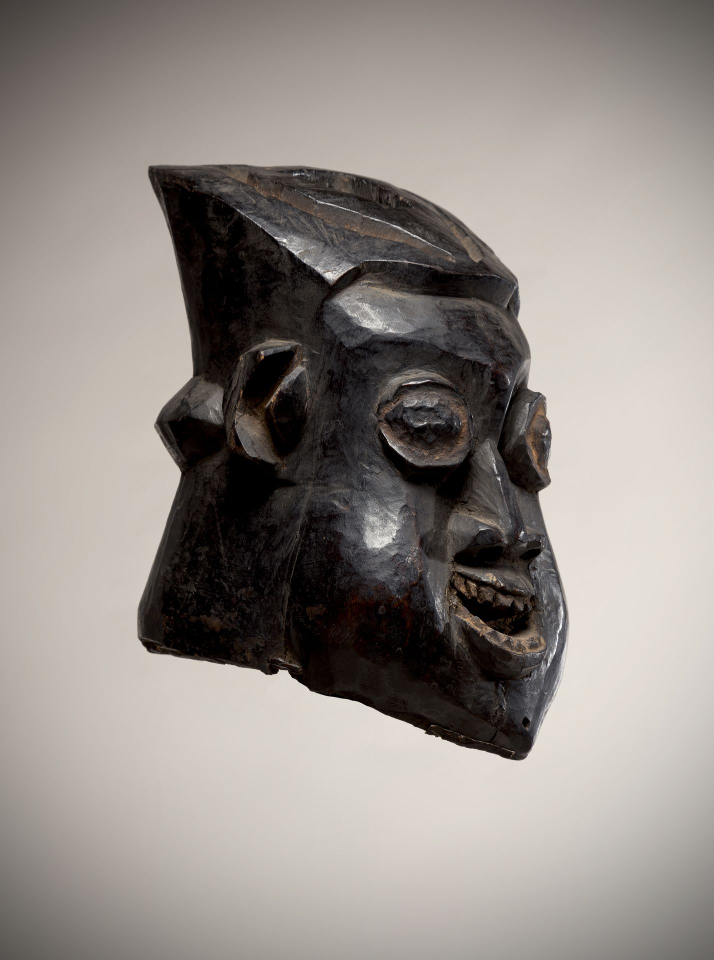 Null BAMILEKE (喀麦隆)

一对带有深色铜锈的重型木制头盔面具

(横向裂缝上的土著修复

高度：28和26厘米