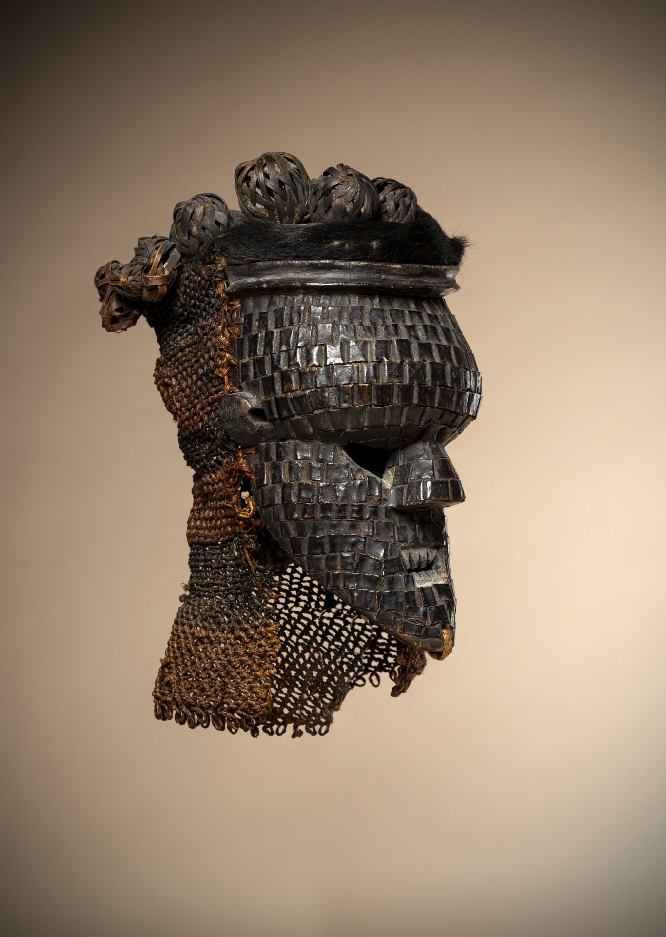 Null SALAMPASU (Kongo DRK)

Maske mit gewölbter Stirn, die mit Kupferschildpatt &hellip;