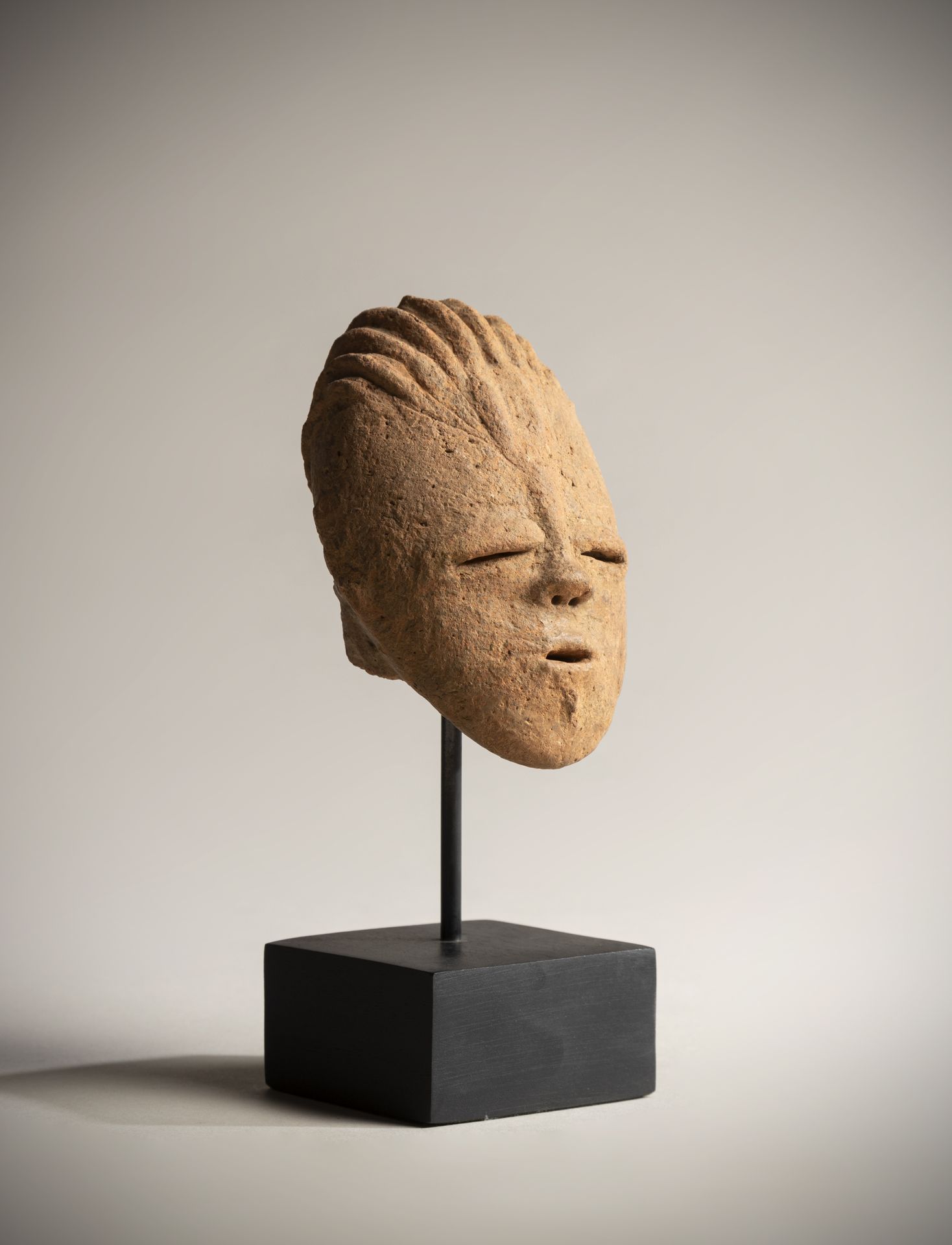 Null BOURA (尼日尔)

挖掘出土文物和粉红色土坯的陶俑头像

高度：14厘米