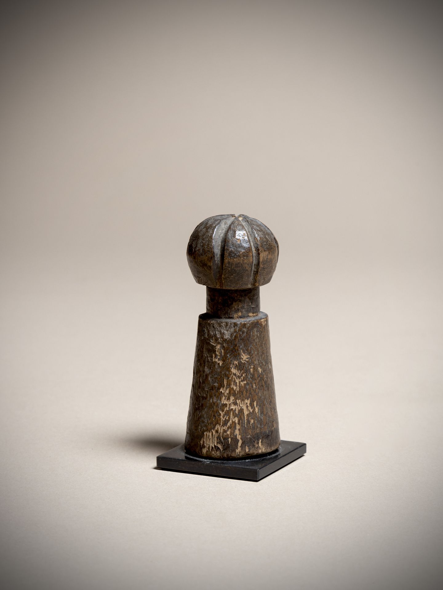 Null TABWA (Congo DRC)

木制玩偶，有淡淡的铜锈，其头部有清醒的装饰，雕刻的线条连接到头骨的顶部。

在头骨的顶部

高度：10厘米