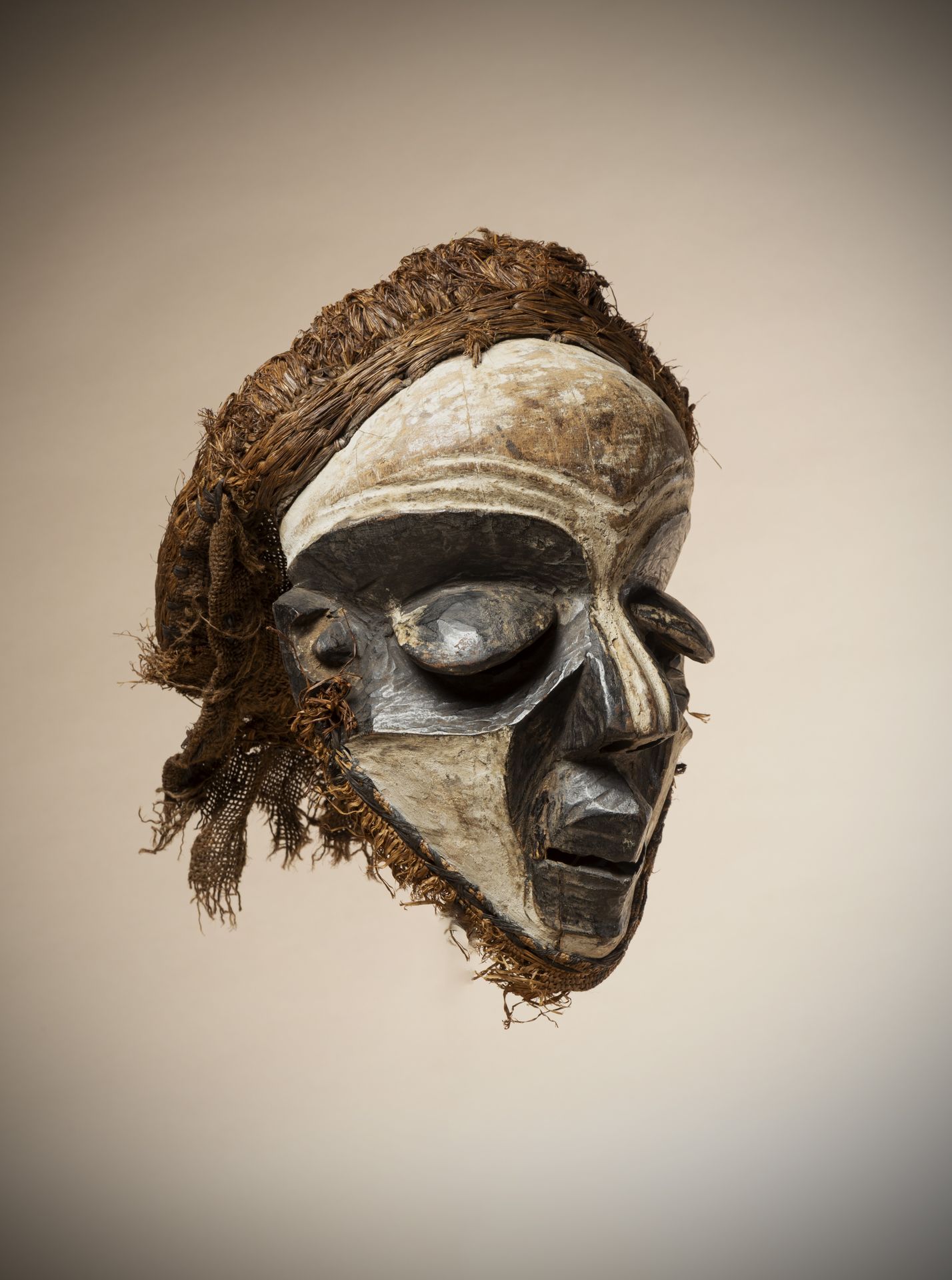 Null PENDE(刚果(金))

面具上的紧张特征被黑白多色所加强，酒椰树的头饰

额头上的使用斑纹

高度：29厘米