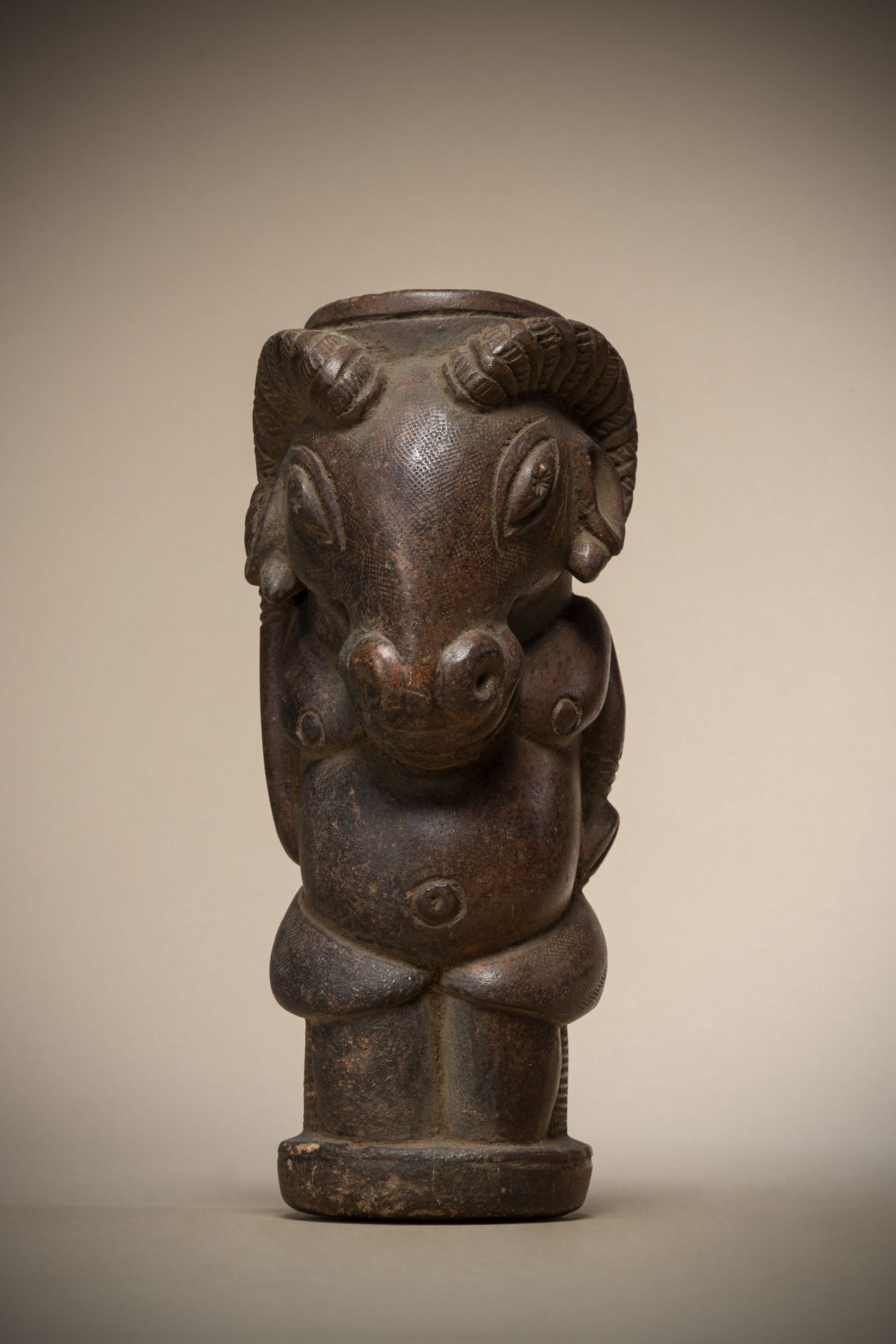 Null BAMILEKE (喀麦隆)

拟人化的泥质祭祀管碗，表现了一个公羊头的形象。美丽的红赭石色滑板

高度：26厘米