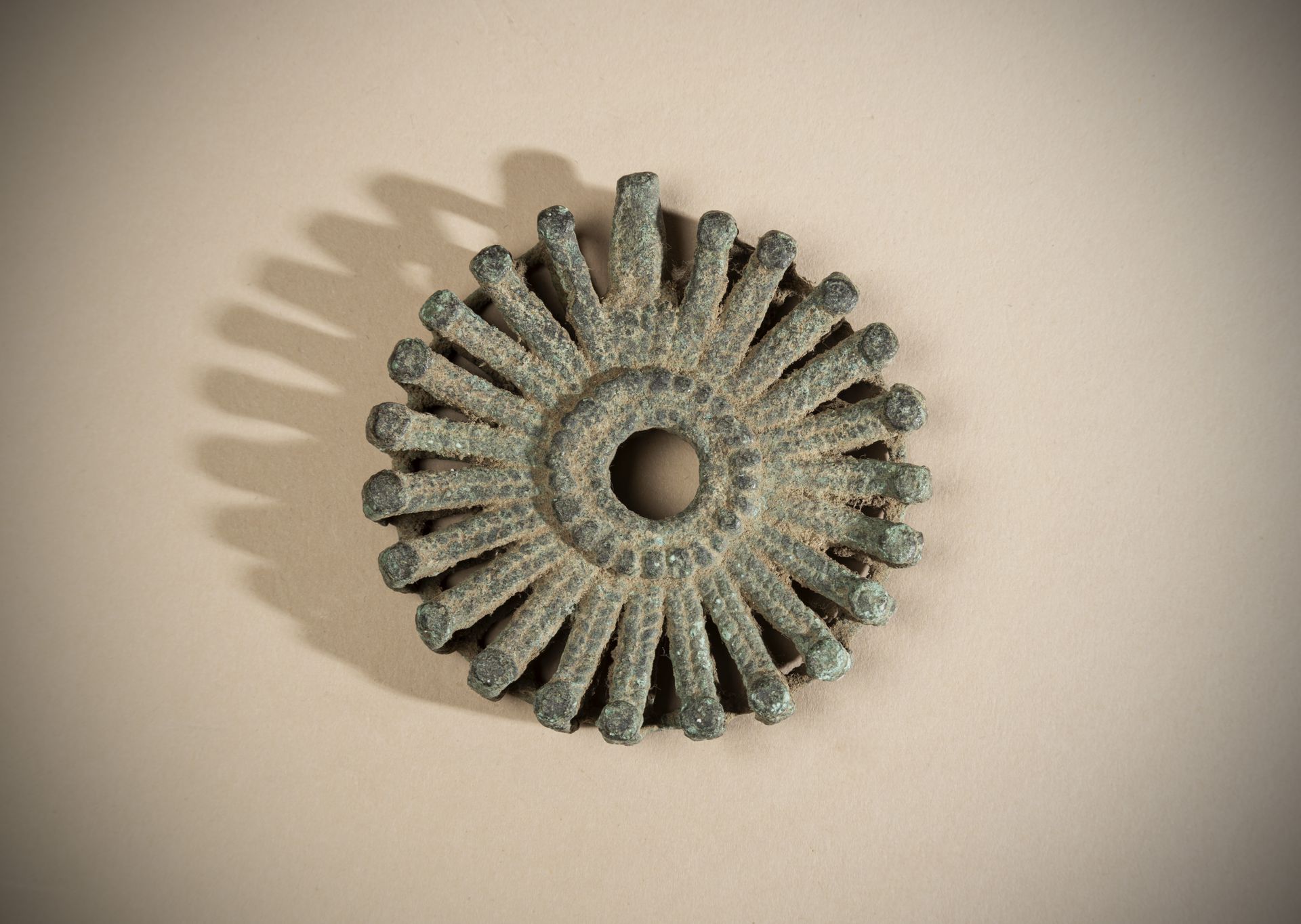Null DOGON (马里)

太阳 "吊坠，失蜡青铜，挖掘出的铜锈

前阿兰-普罗沃特收藏

直径：8厘米