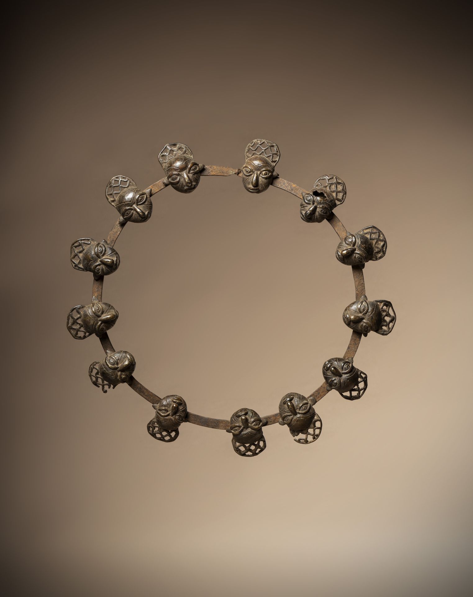 Null BAMILEKE (喀麦隆)

王国的大参谋所戴的礼仪性项链。

我们的例子有13个代表 "方 "的头像，安装在一个扁平的铁环上。

这种项链被称为 &hellip;