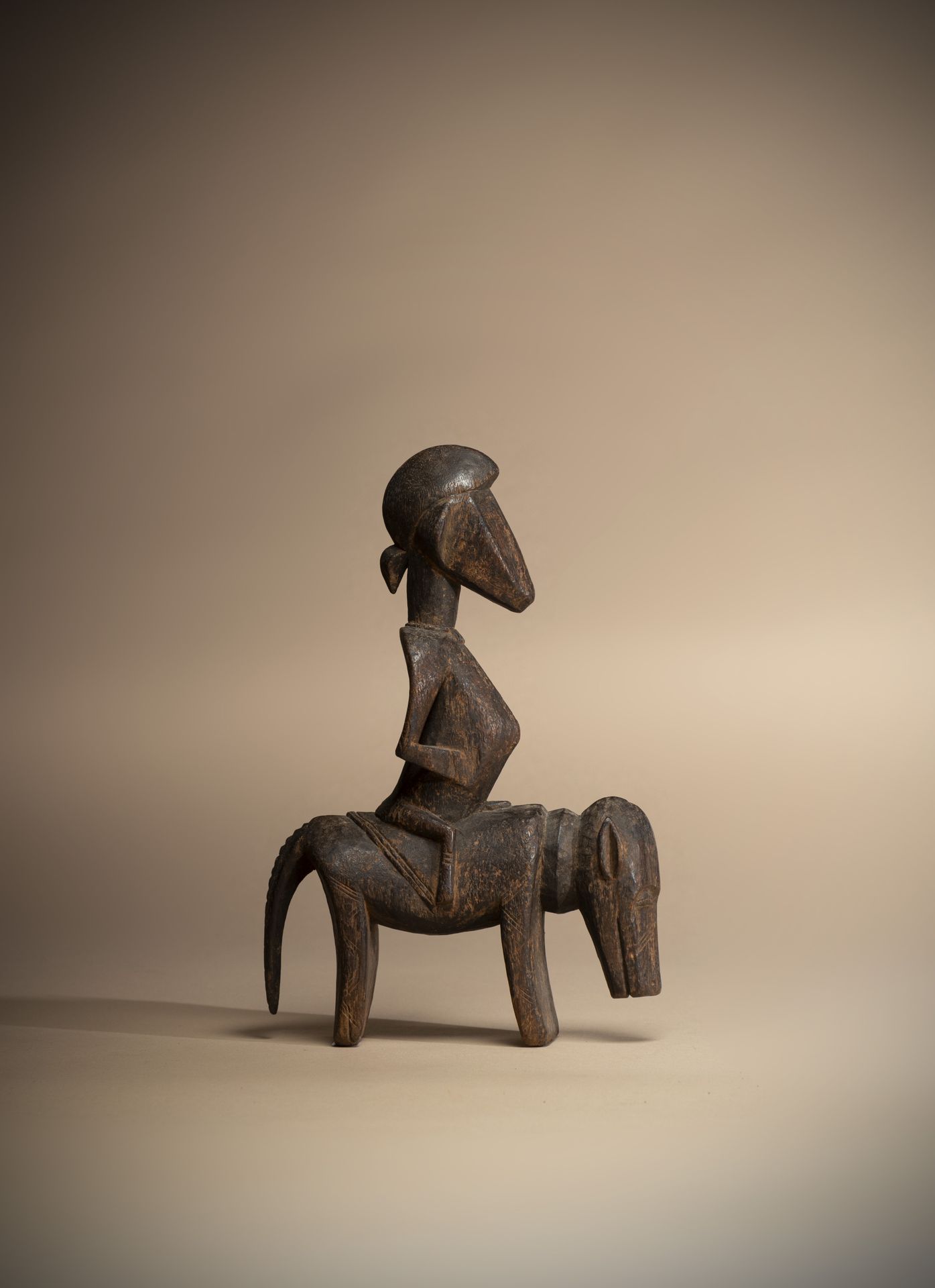 Null SENOUFO (象牙海岸)

拱形身体的骑手，抽象的脸，拱形腿的马，雕塑的美丽平衡

覆盖着棕色的铜锈。

前收藏家阿兰-普罗沃特

高度：27厘米