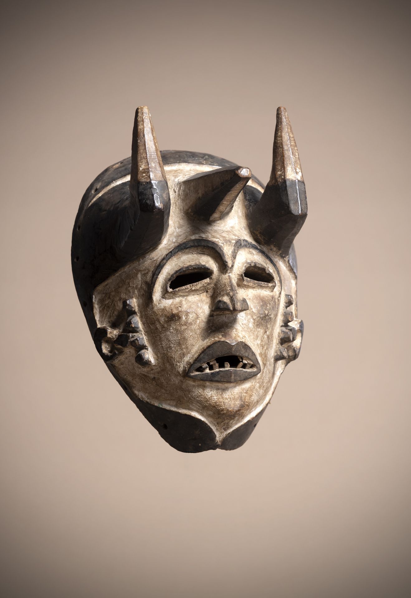 Null IDOMA (Nigeria)

Maschera bianca con corna di antilope "ichahoho" del sotto&hellip;