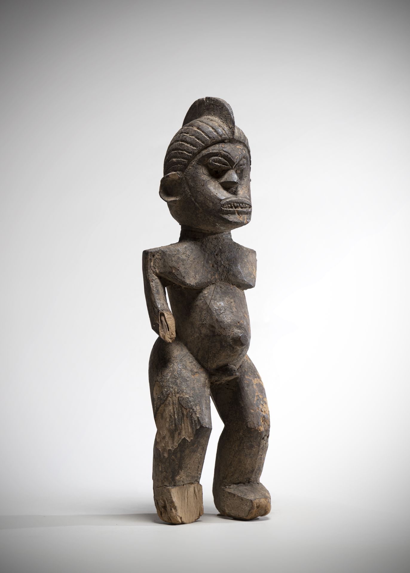 Null LOBI (布基纳法索)

厚重的木头制成的强有力的男性雕像，带有祭祀用的铜锈

(明显失去右脚和双臂

高度：19厘米