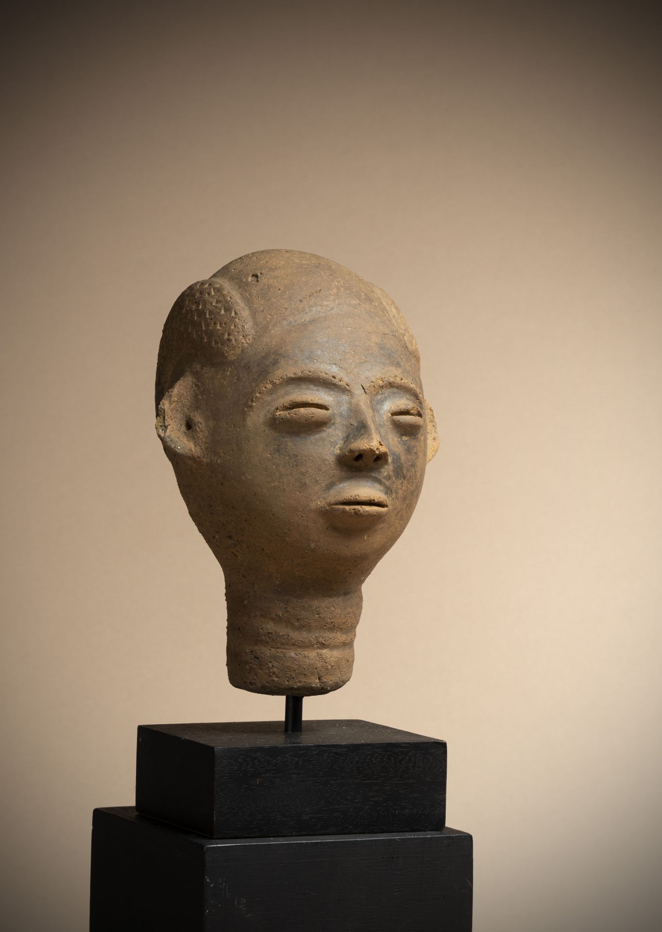 Null ASHANTI (Ghana)

Kopf aus Terrakotta mit Grabungspatina, erodiert.

(Kleine&hellip;