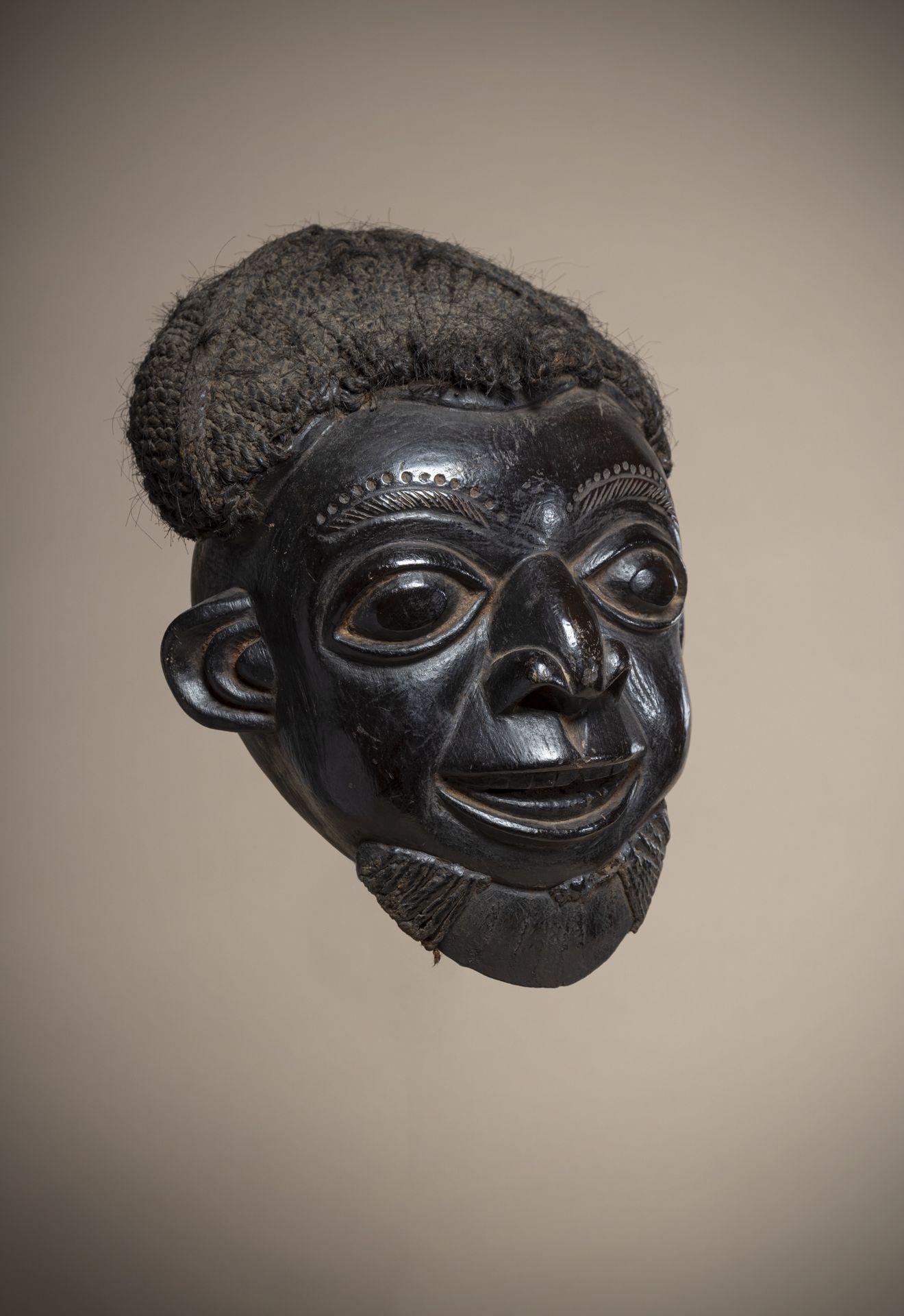 Null BAMILEKE (喀麦隆)

面具上有很深的黑色铜锈，可能来自贝科姆酋长。 他的头发和胡须仍然保存完好。

高度：33厘米