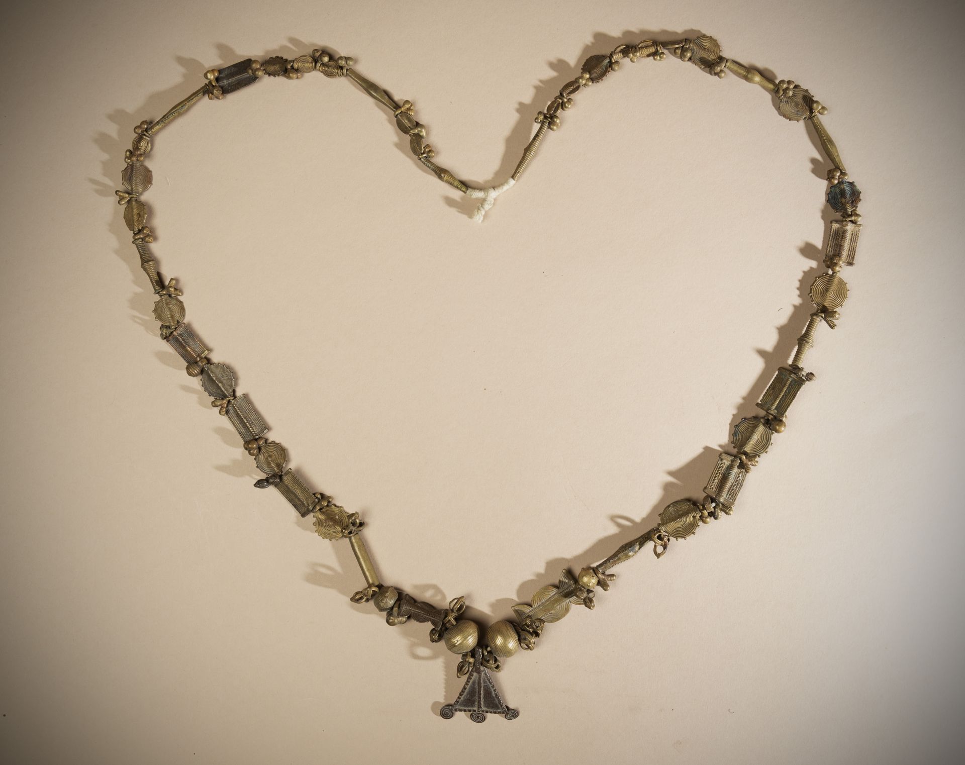 Null 巴乌尔（象牙海岸）

古老的圆形和长方形珠子组成的美丽项链，采用失蜡青铜材质。

前阿兰-普罗沃特收藏

长度：58厘米