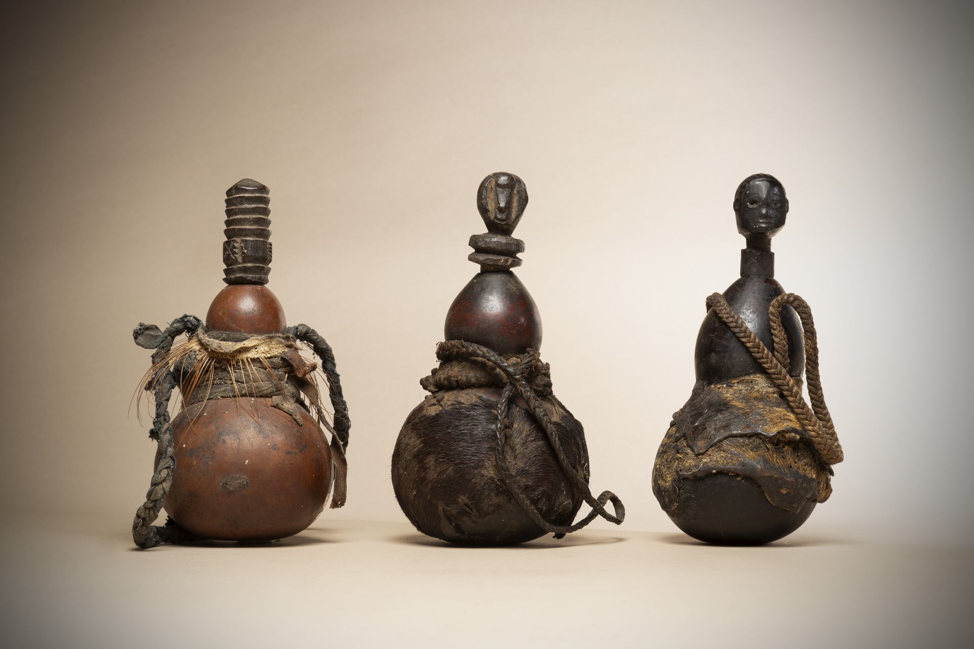 Null KWERE和LUGURU (坦桑尼亚)

三个药杯，其中两个有一个人头作为塞子。

深沉的古铜色

高度：22厘米