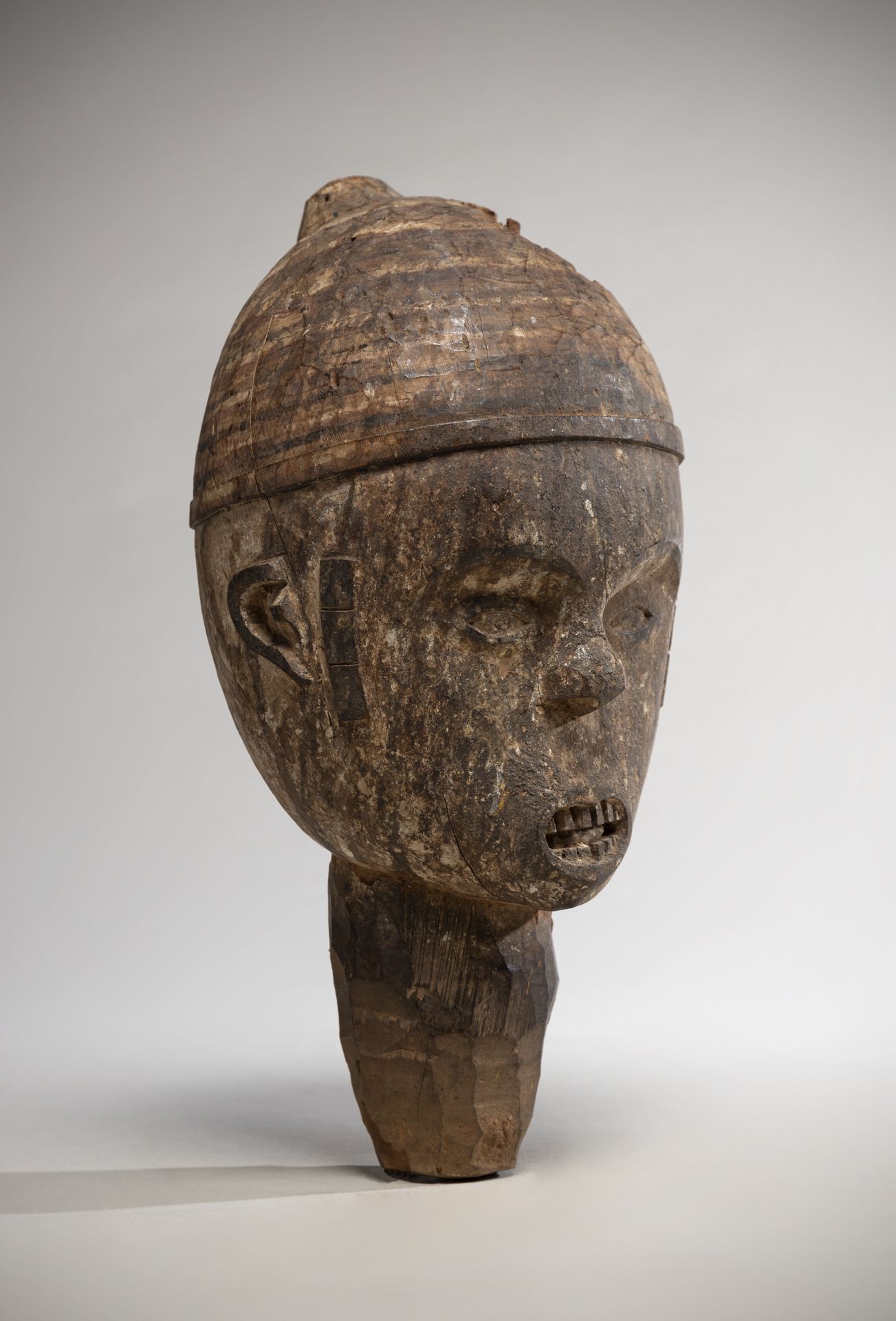 Null IDOMA /IZZI (尼日利亚)

重要的重型木头头，以前涂有高岭土。多色平行线留在头饰上

高度：36厘米