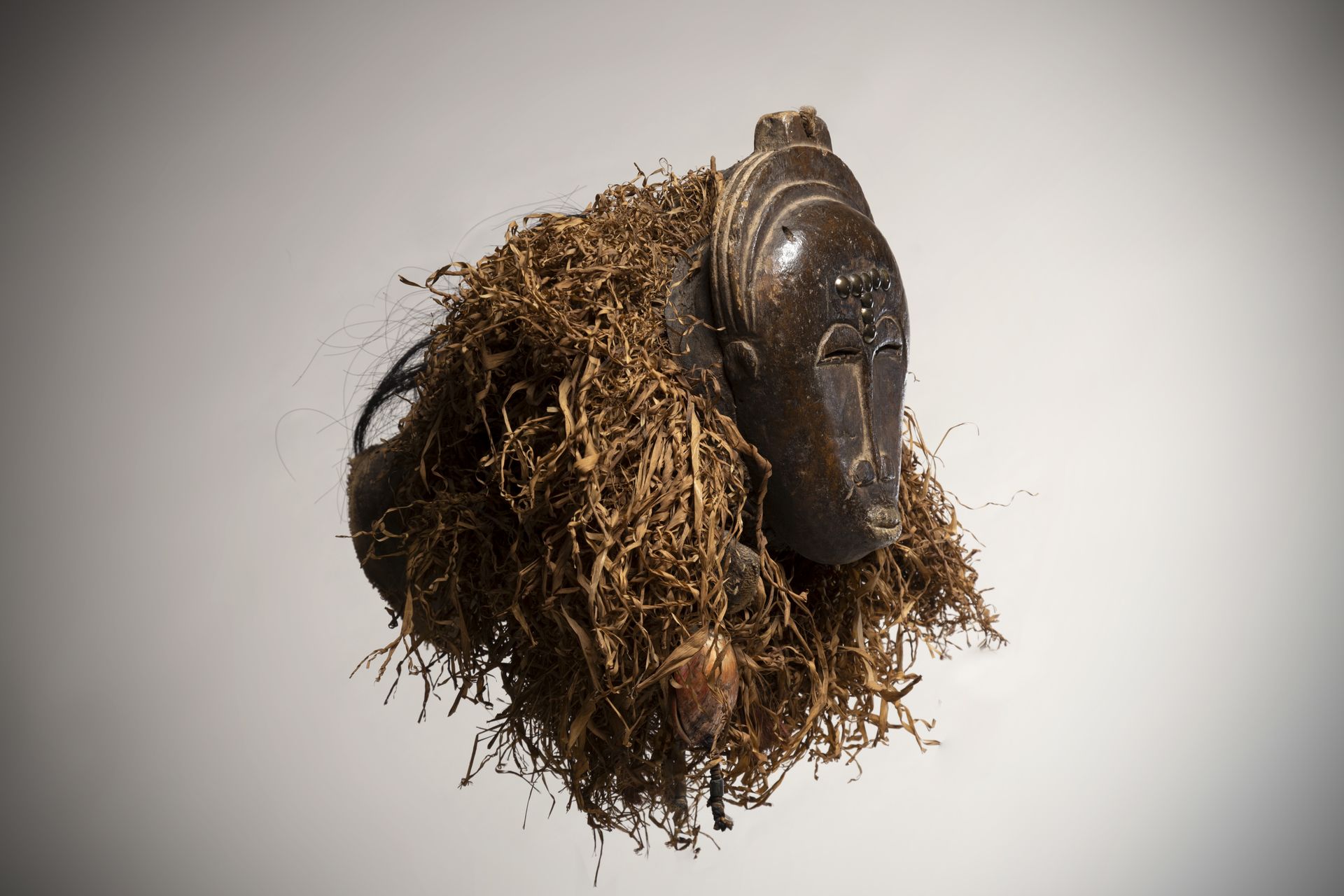 Null BAOULE (Côte d'Ivoire)

Très ancien masque fixé sur un cylindre de bois pou&hellip;