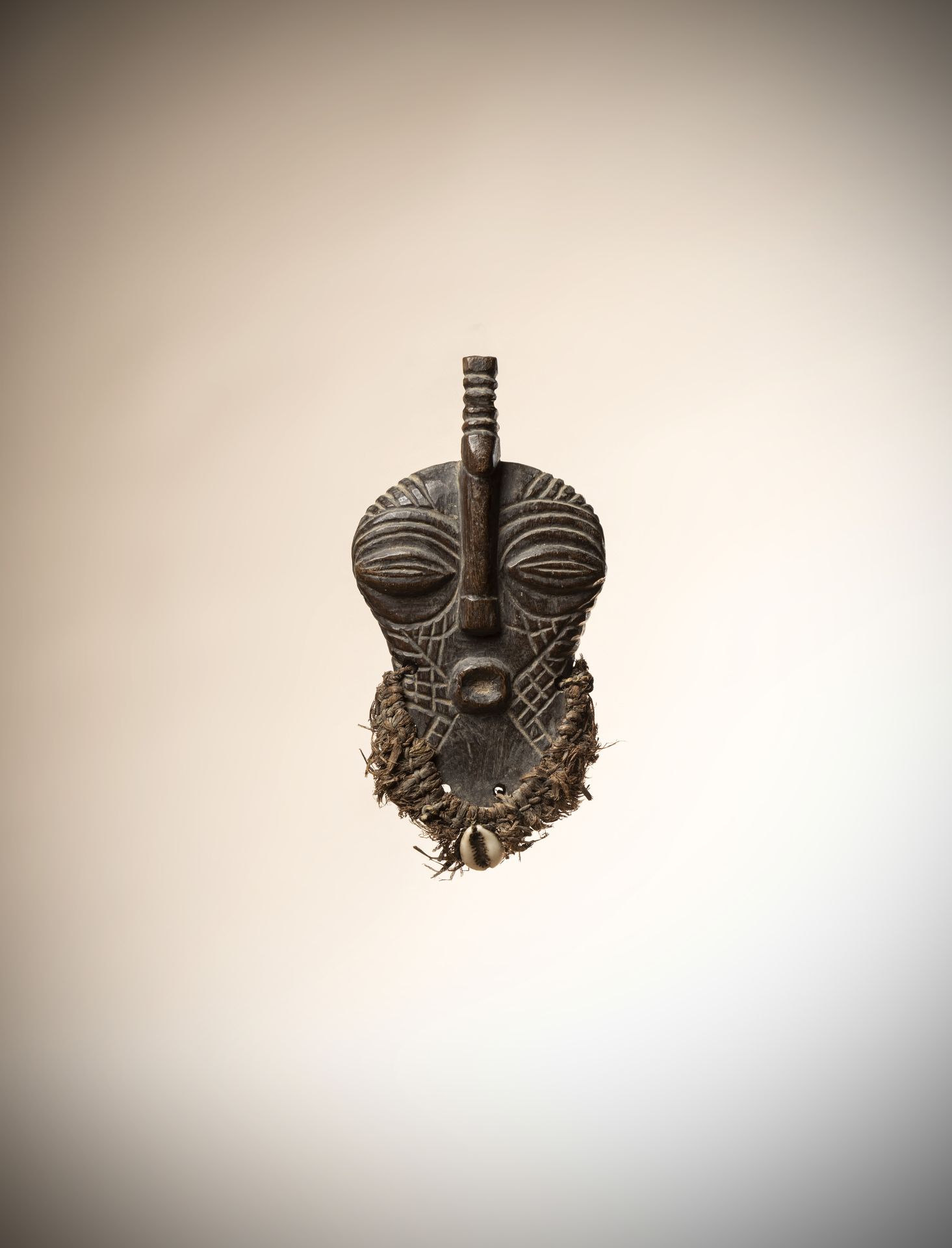 Null SONGYE(刚果(金))

微型Kifwebe面具，面部有疤痕，胡须由植物纤维制成，下巴上缝有一个海牛壳。

下巴，老褐色的铜锈

前阿兰-普罗沃特&hellip;