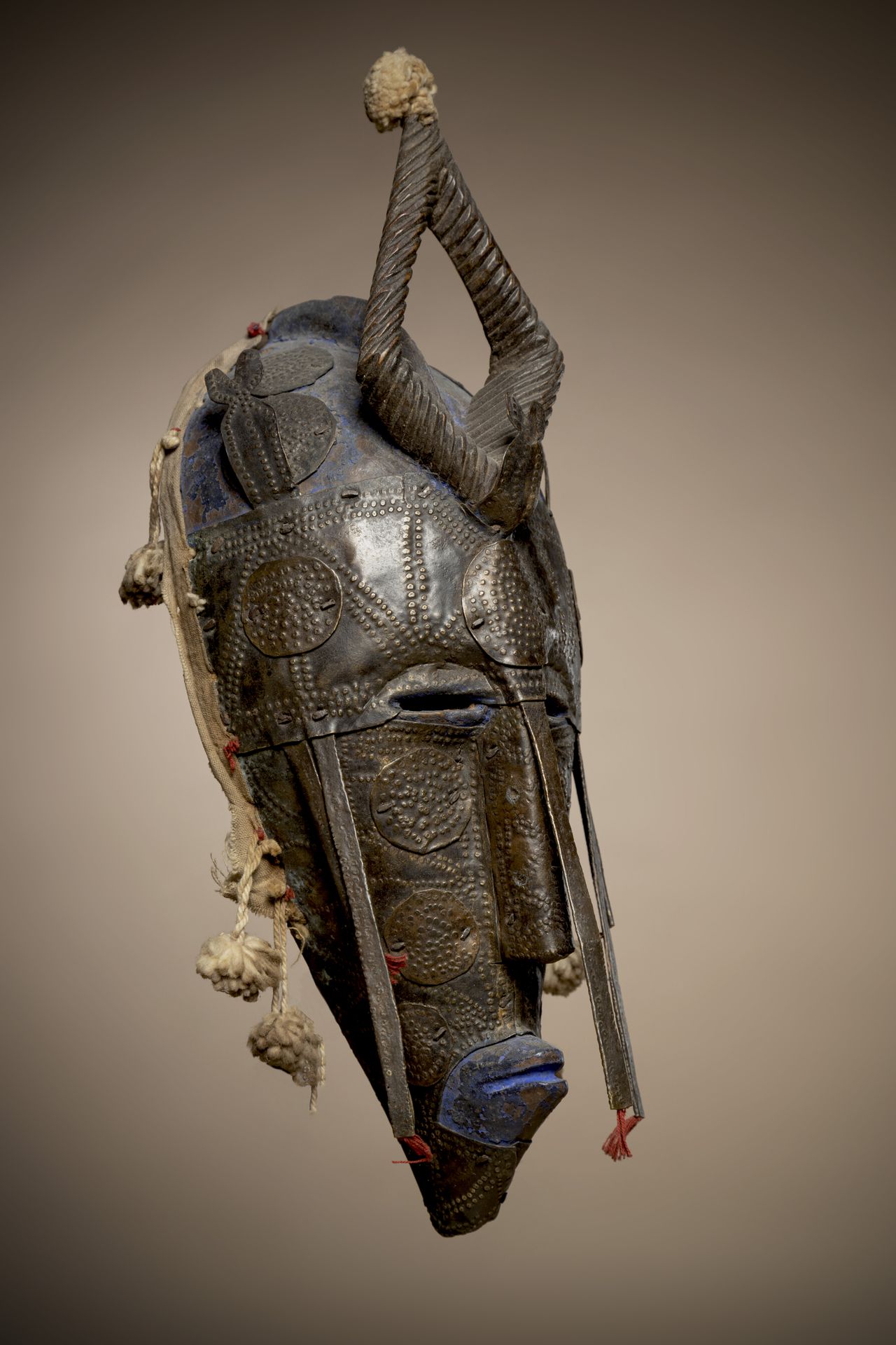 Null MARKA (Mali)

Hardwood mask covered with brass plates, three metal braids c&hellip;