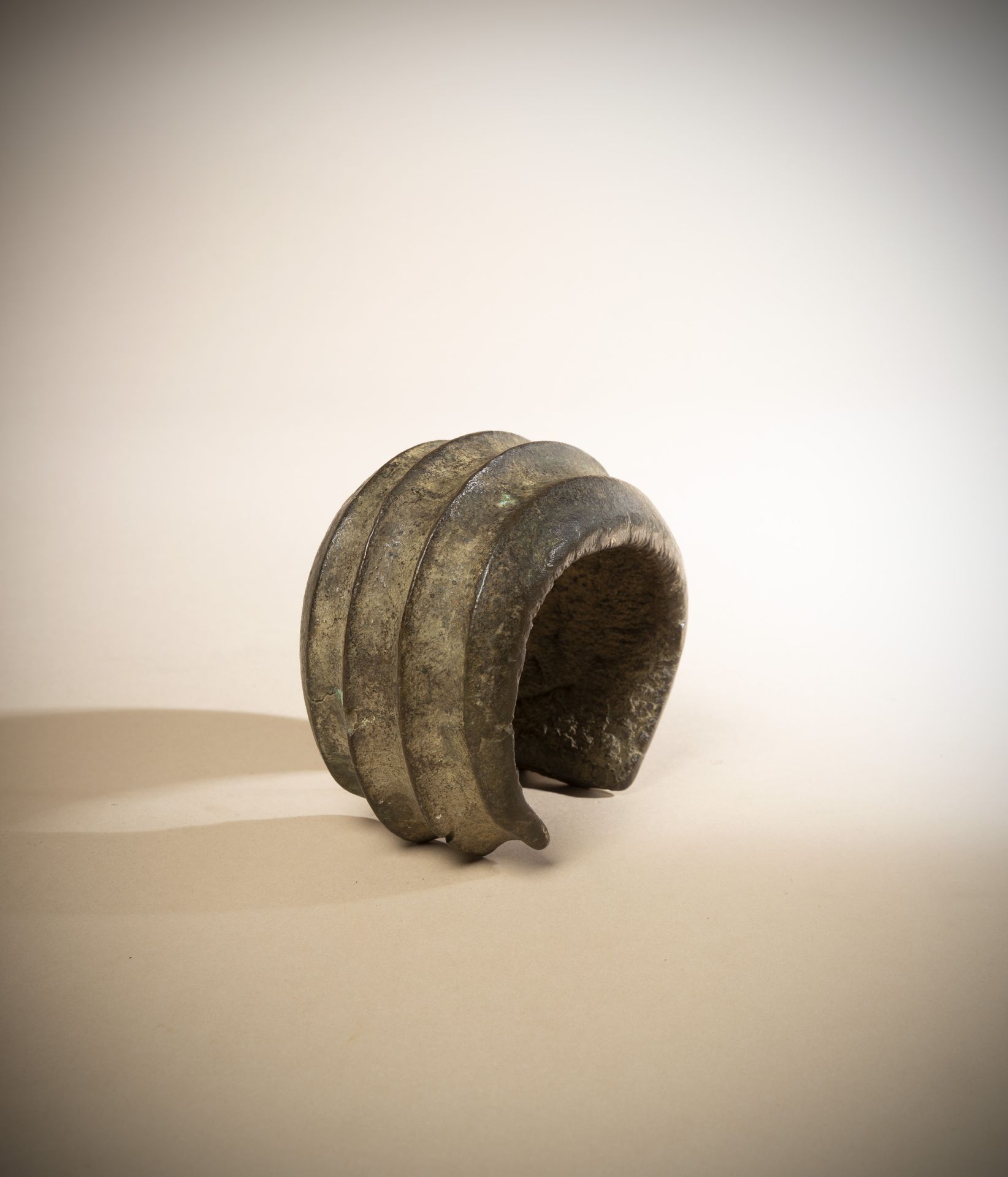 Null KOTA (加蓬)

重型青铜手镯，有三个深槽

收藏E和G Betra

宽度 : 13 cm