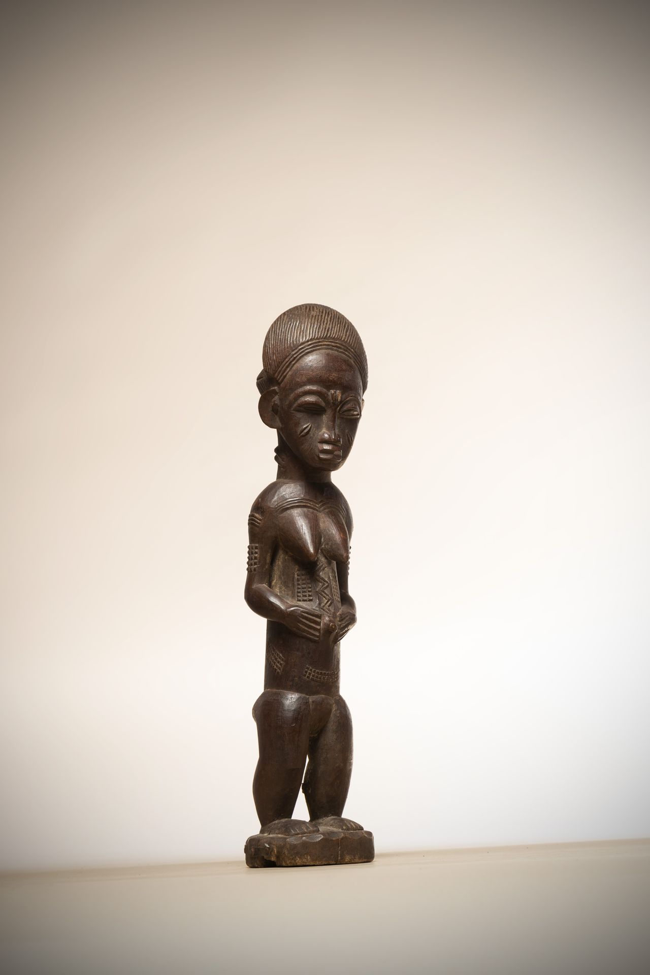 Null BAOULE (Costa d'Avorio)

Statua femminile "bloblobiana" con un'acconciatura&hellip;
