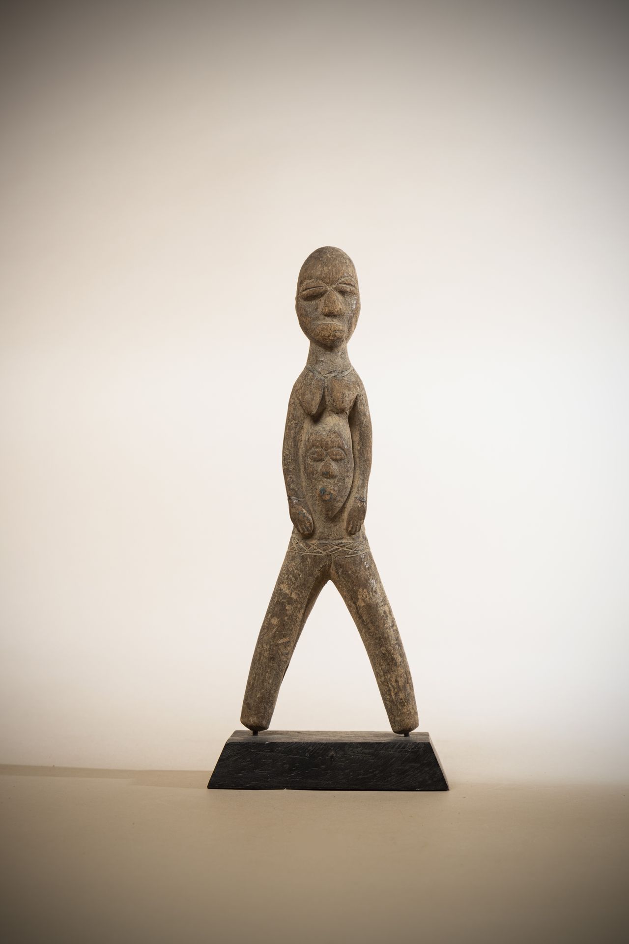 Null LOBI (布基纳法索)

代表腹部有脸的女性形象的石矛，古老的

泥土色泽

前阿兰-普罗沃特收藏

高度：22厘米