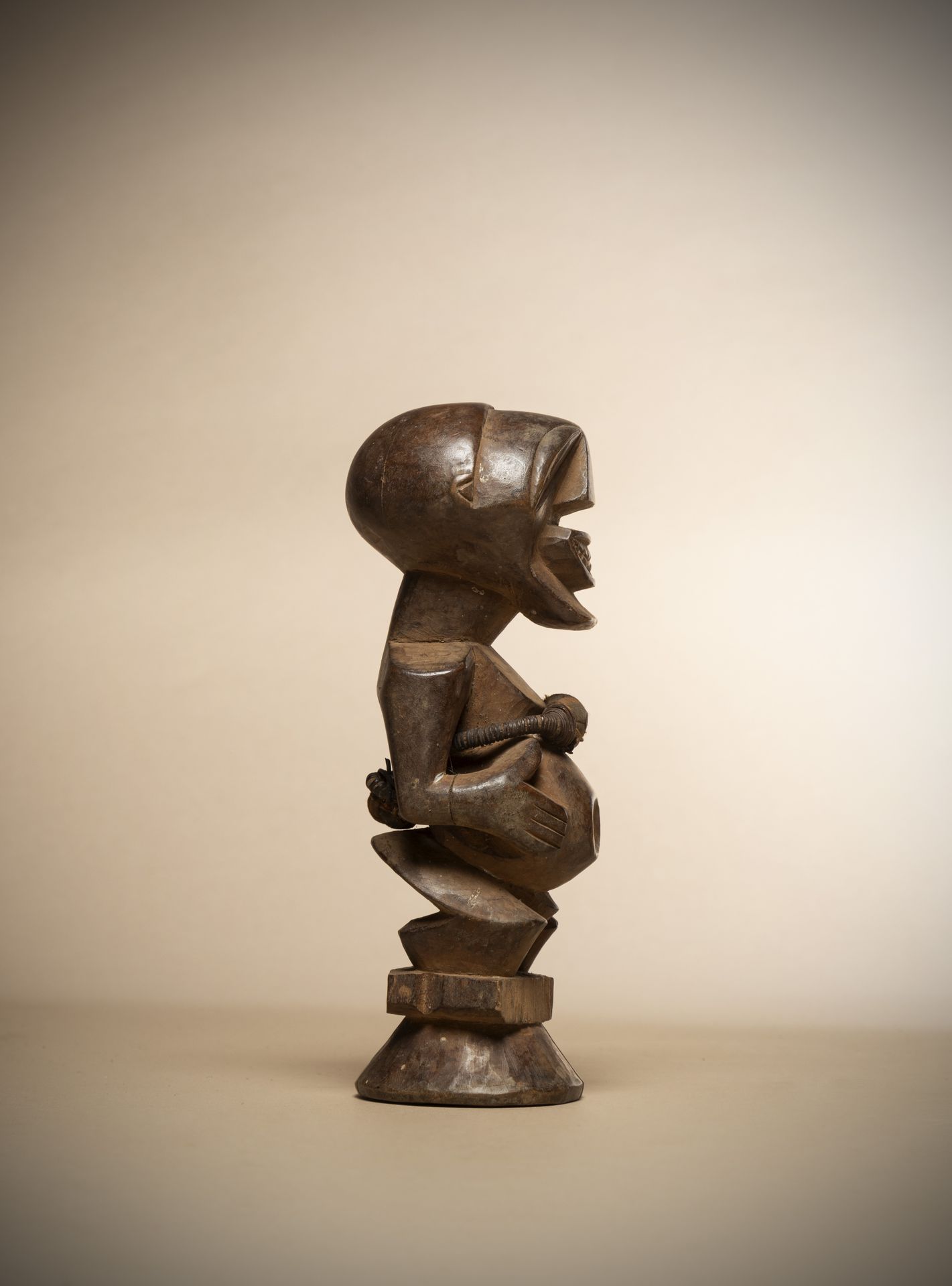 Null SONGYE (Kongo DRK)

Statuette in sehr nervösem Stil, die eine magische Ladu&hellip;