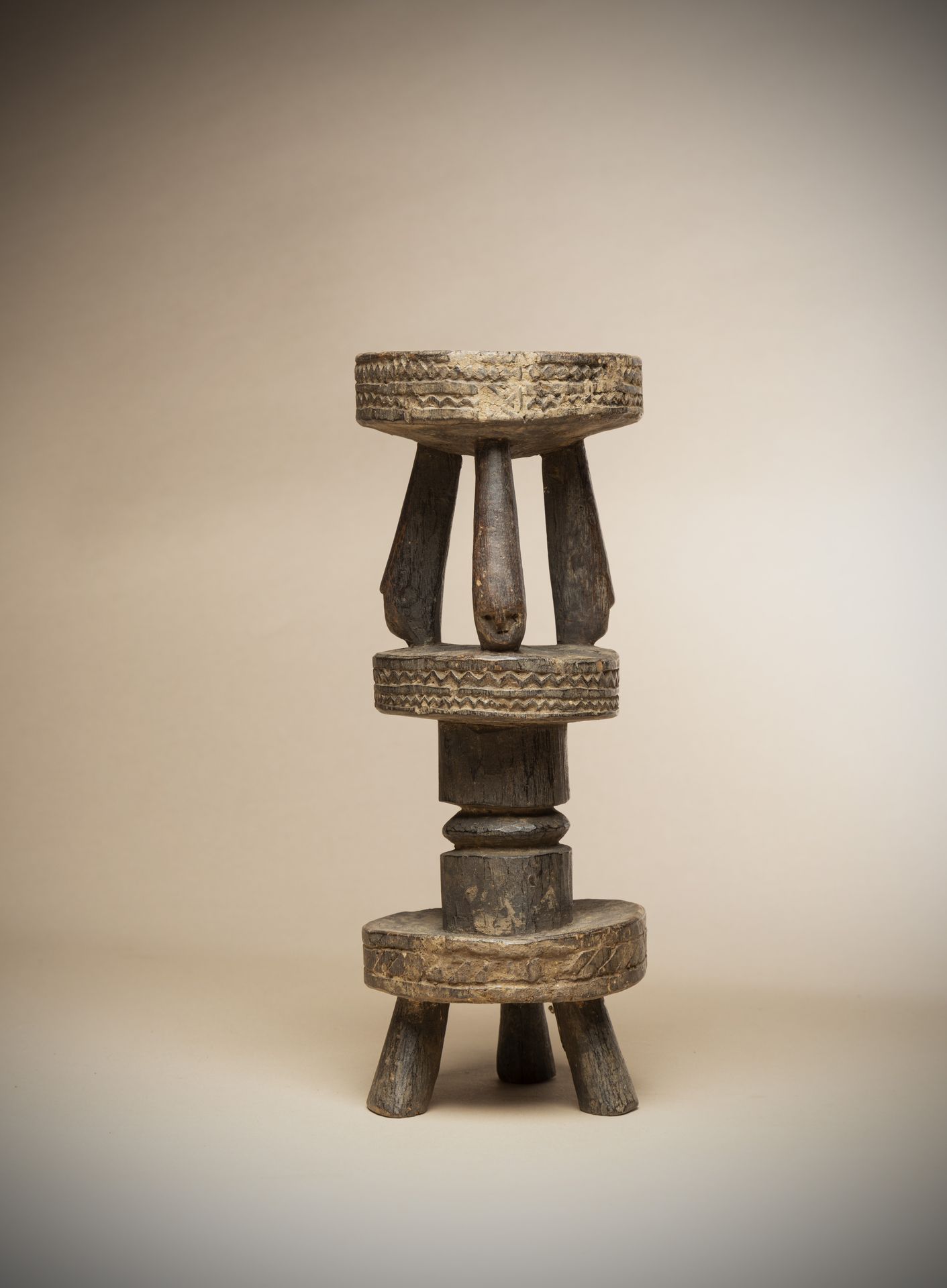 Null KWERE (坦桑尼亚)

由三个叠加的托盘组成的Monoxyle祭坛，其中最后一个托盘由三个头颅支撑。美丽而古老的棕色铜锈

高度：25厘米
