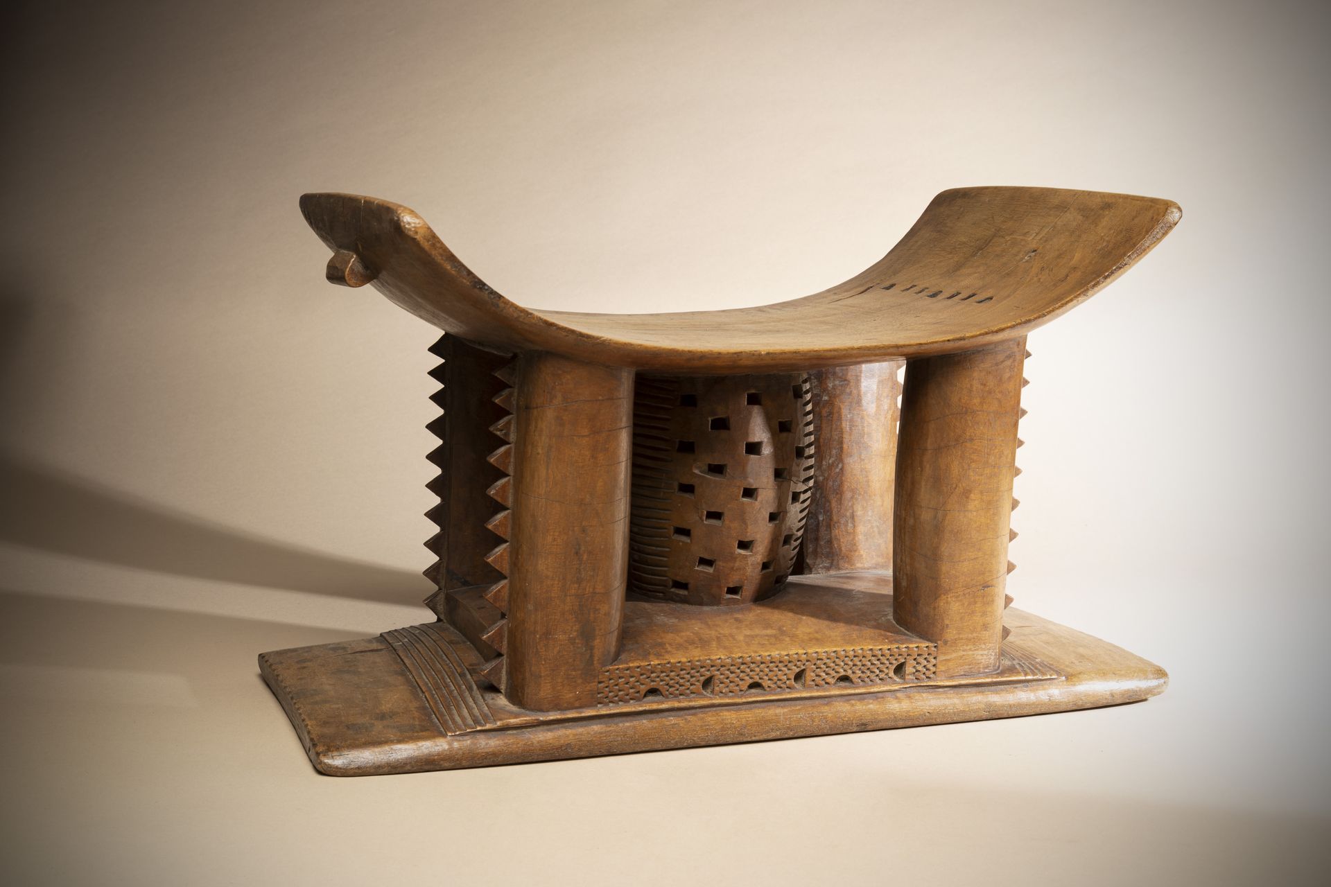 Null ASHANTI (加纳)

古典座椅由四条腿支撑，带有凹槽装饰和一个核心托架，中央部分为镂空设计

蜂蜜色斑纹

宽度 : 48 cm 高度 : 32&hellip;