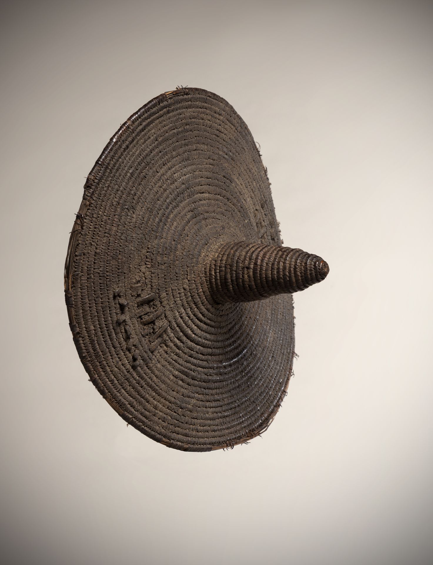 Null TAMBERMA / SOMBA (Benin)

Basketry shield with conical tip and leather hand&hellip;