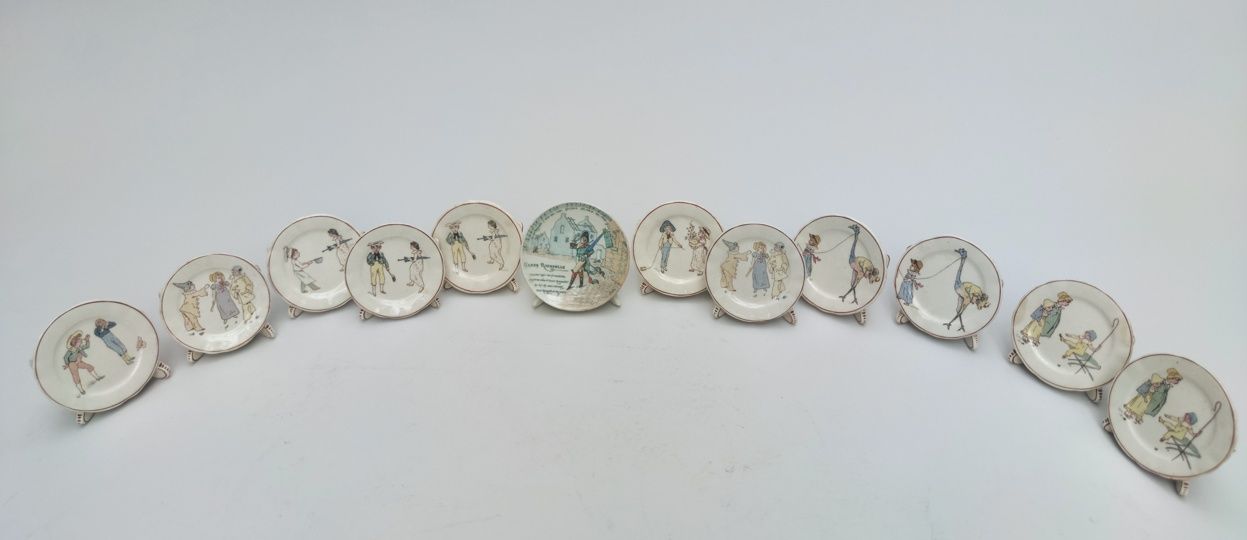 Null 一组12个精美的陶制菜单架，代表有儿童场景的盘子，20世纪初的作品（小的凹痕）。