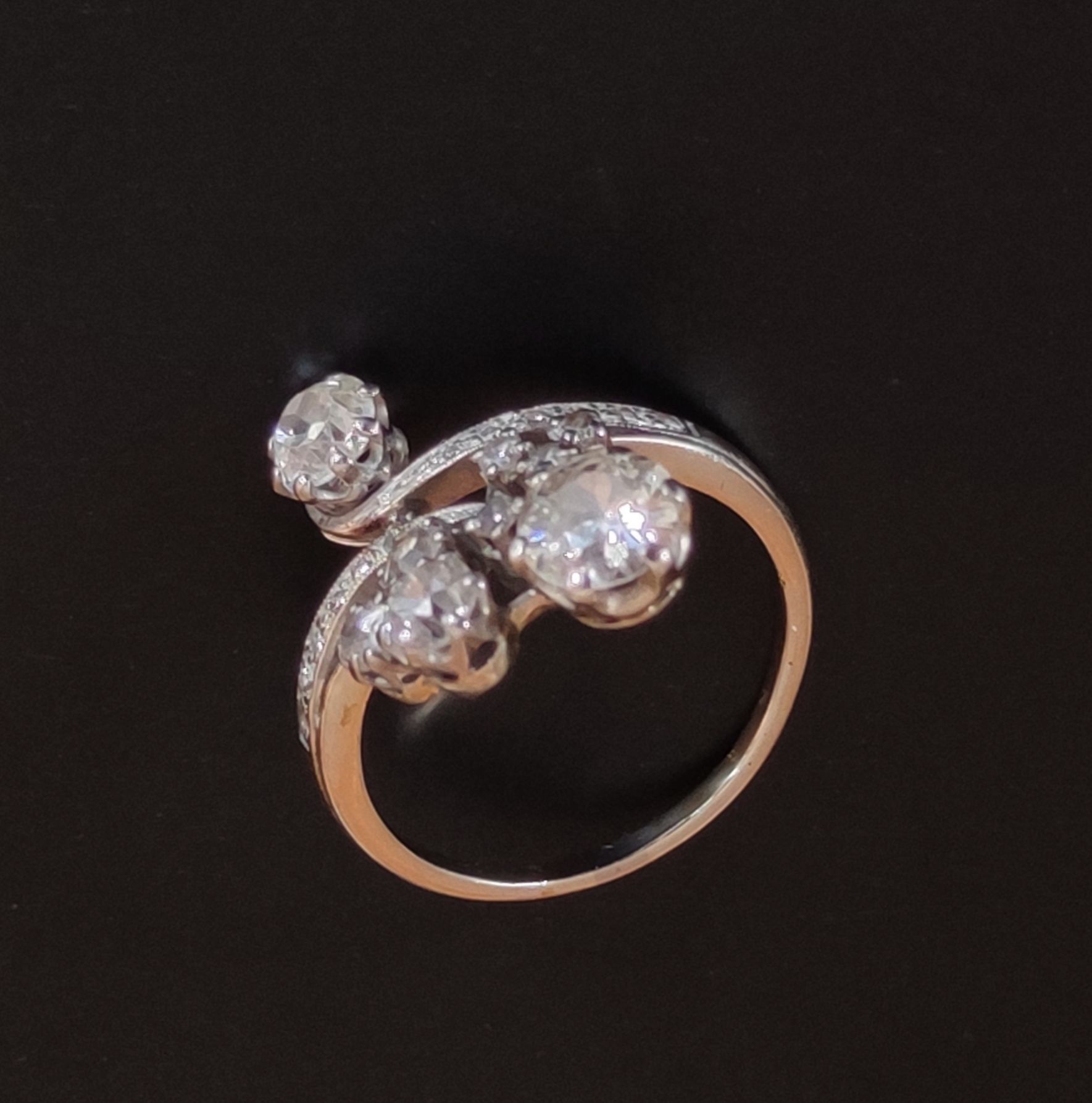 Null 
RING aus 750er Weißgold °/°°, besetzt mit neun geschliffenen Diamanten Bru&hellip;