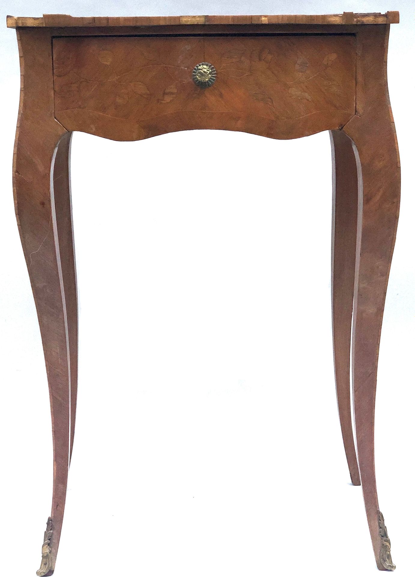Null 带花饰的小型贴面桌，在腰部的抽屉里打开，拱形脚，路易十五风格 69 x 47 x 30厘米

(缺失的贴面，缺失的碎片)
