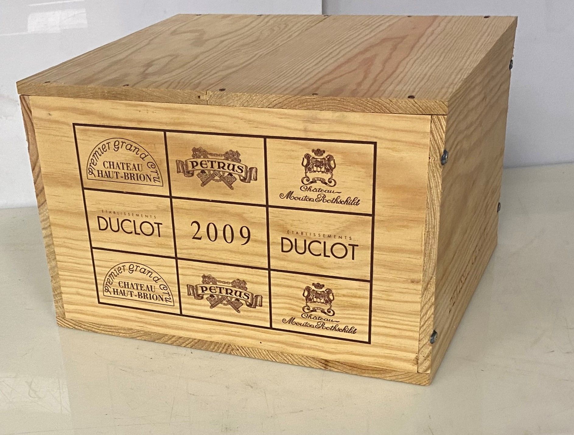 Null 2009年杜克洛系列1箱，共6瓶：2瓶Haut Brion，2瓶Petrus，2瓶Mouton Rothschild