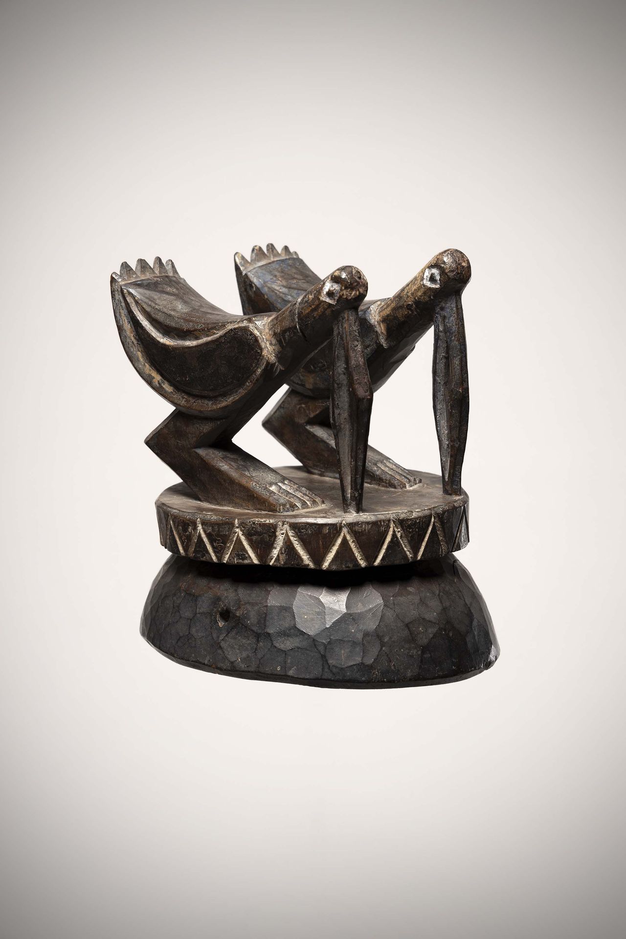 Null Ijo

(尼日利亚) 优雅的舞冠上有两只长嘴渔鸟，唤起了河流的灵魂。

深色的铜锈和白色粘土的痕迹。

Coll Ginioux 巴黎。



 高&hellip;