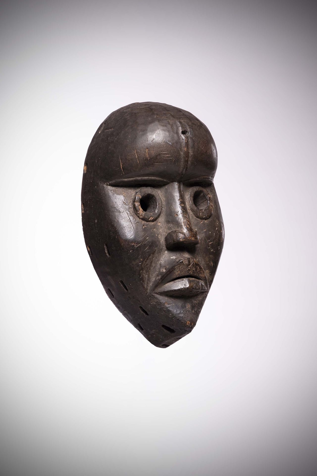 Null Dan 

(Côte d'Ivoire) Très ancien masque de course au yeux ronds marqués pa&hellip;
