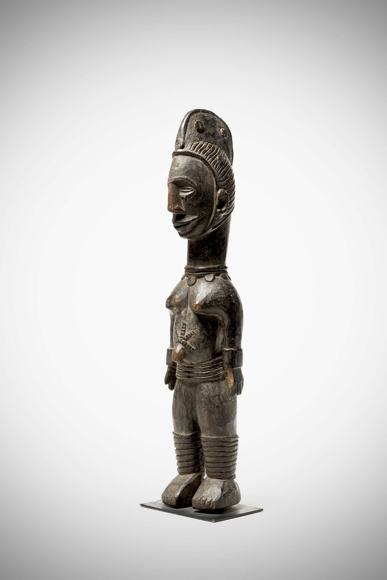 Null 伊博

( 尼日利亚 ) 大型木制玩偶，有黑色的漆面光泽，代表着一个戴着传统发型的女人。

一条饰有吊坠的项链环绕着她的脖子。

(胸前有磨损) 高：&hellip;