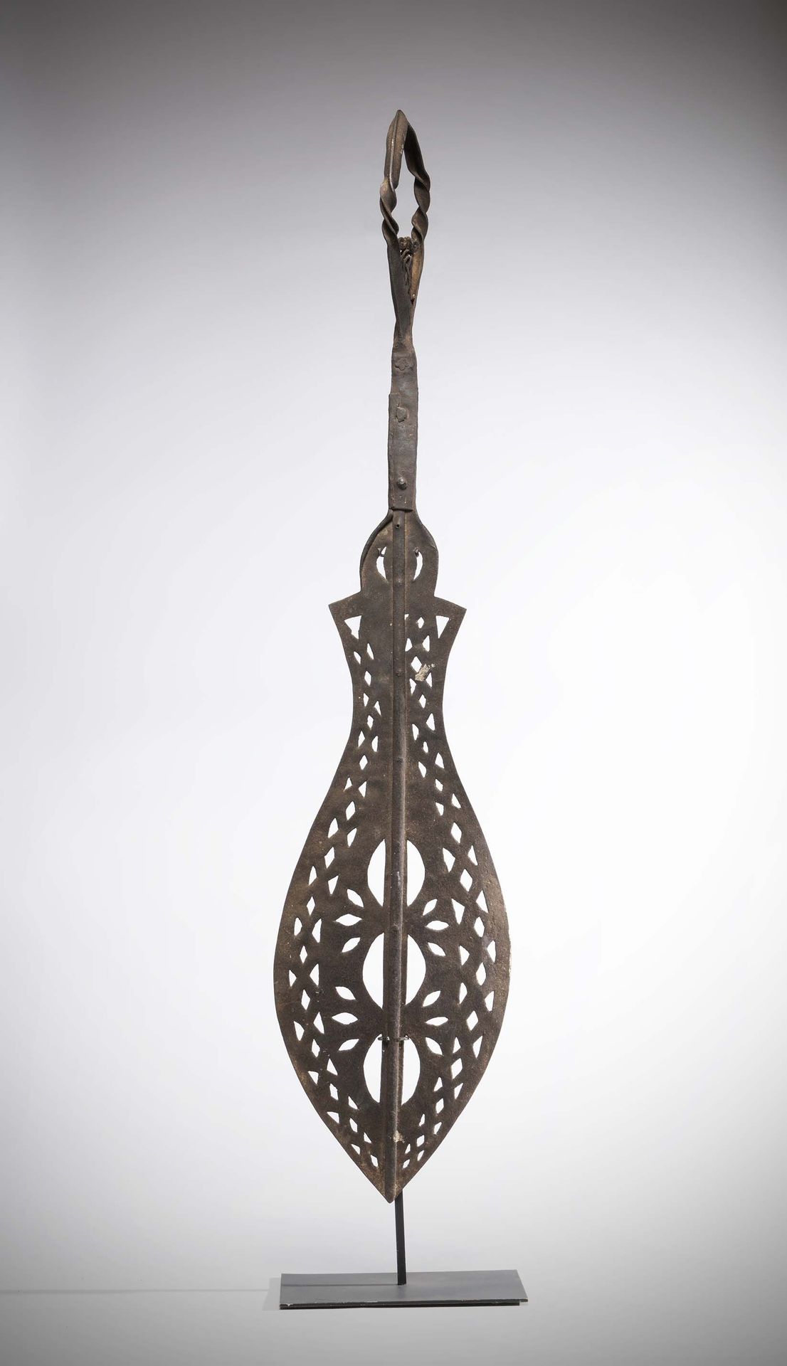 Null Reino de Benín 

( Nigeria ) Gran cuchillo ceremonial de hierro con diseño &hellip;