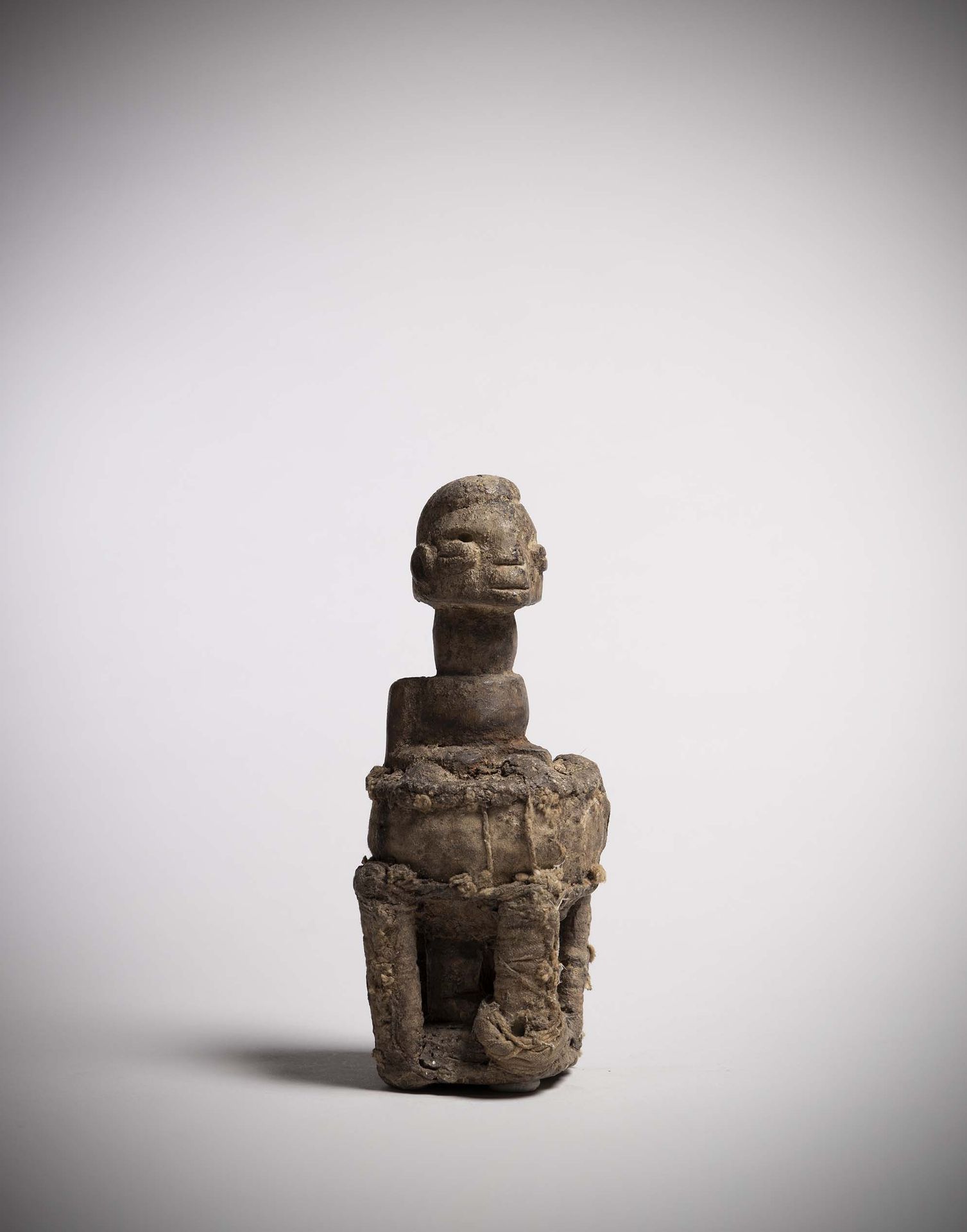 Null 纳戈

(Benin) 站立的雕像，双手抱着躯干。

身体中间被一个由捆绑的布条固定在一起的魔法指控的皇冠所包围。

古老的祭祀铜像。高：17厘米