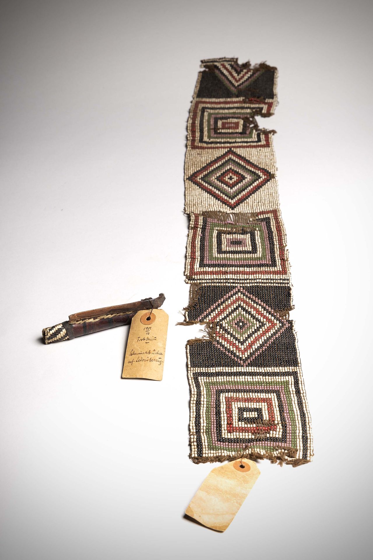 Null 撒哈拉以南非洲 非常古老的珠子编织带，带有几何图案。

上世纪初由弗罗贝纽斯收集。

(织纹减弱和缺失)。

没有提供原始标签。

诺贝特-布泰长：6&hellip;
