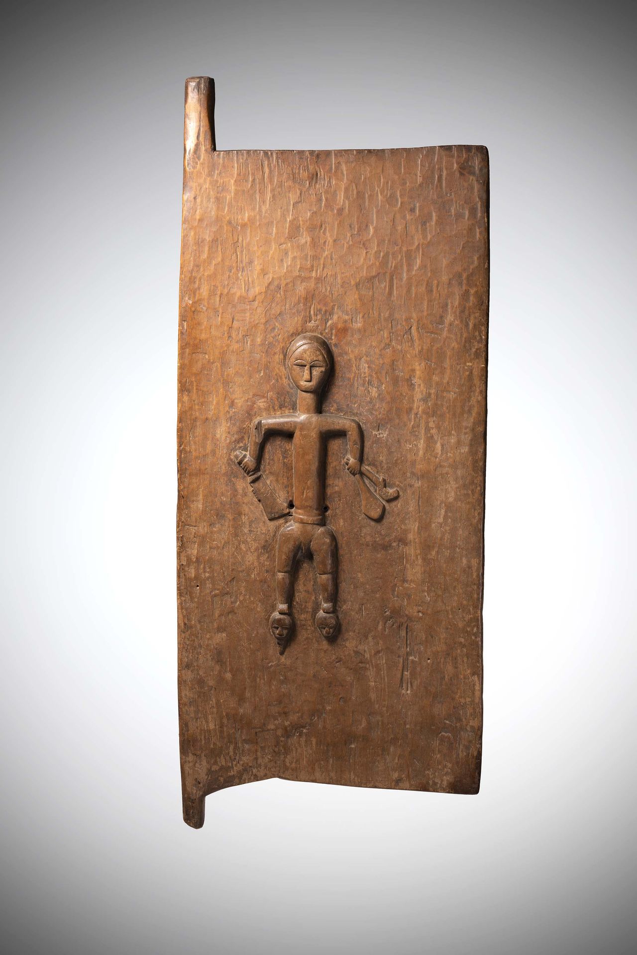 Null 鮑勒

科特迪瓦 这扇非常古老的门代表了一个传统的酋长，他一手拿着一个共鸣器和一个音乐锤子。

它与2006年12月6日巴黎苏富比拍卖行以第173号拍&hellip;