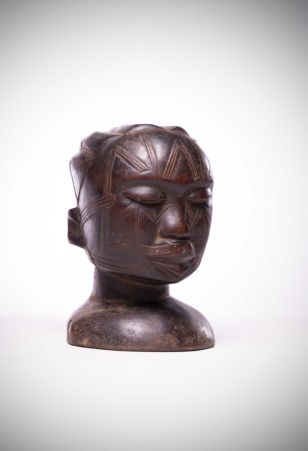Null 马孔德

(莫桑比克/坦桑尼亚) 祭坛头像，代表一位年轻女子的辫子。

她的上唇戴着唇钳，脸上布满了浮雕的疤痕，形成了雪弗龙图案。

沉重的木头，有深&hellip;