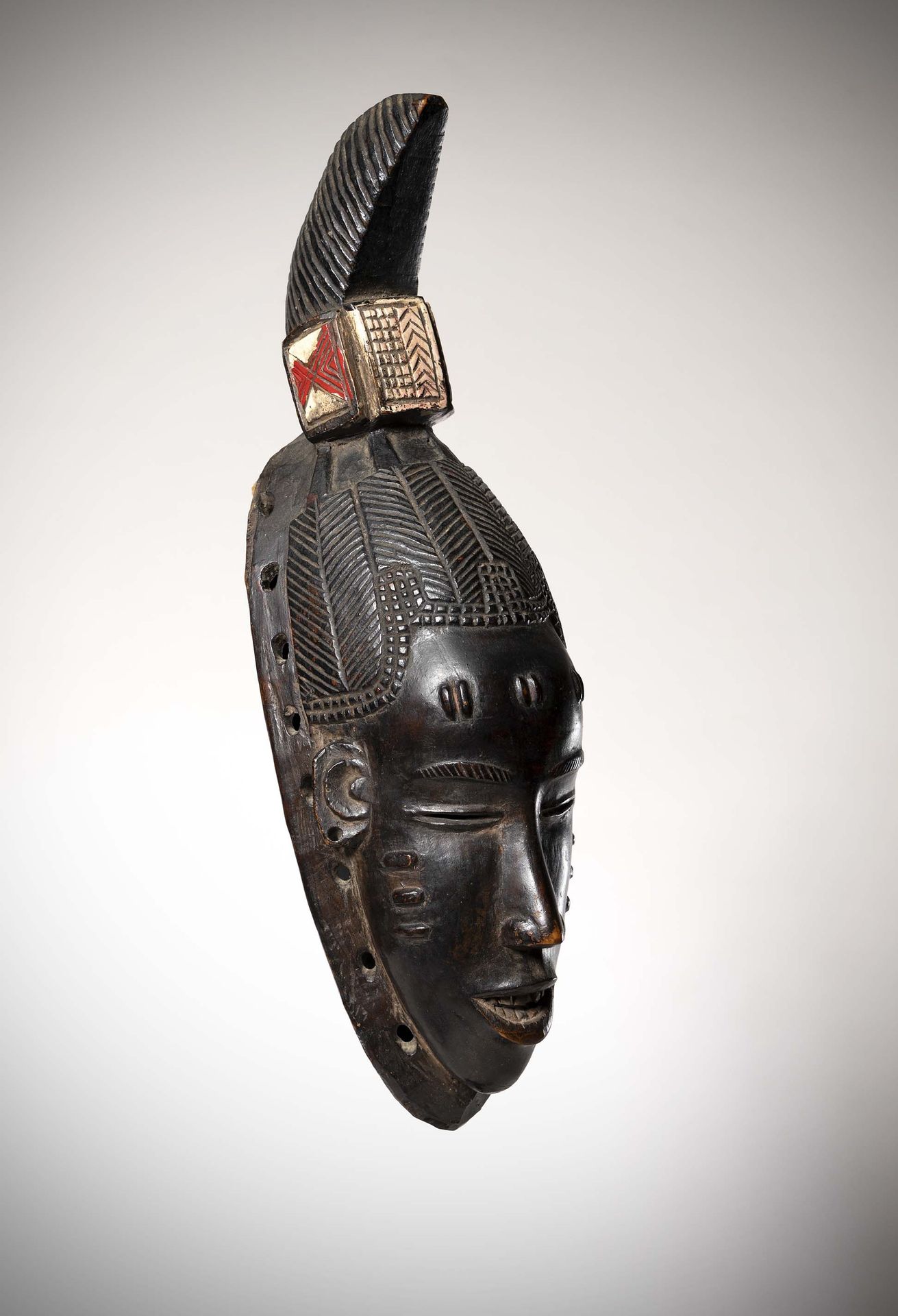 Null Gouro

Maschera "gu" della Costa d'Avorio in legno pesante con volto raffin&hellip;