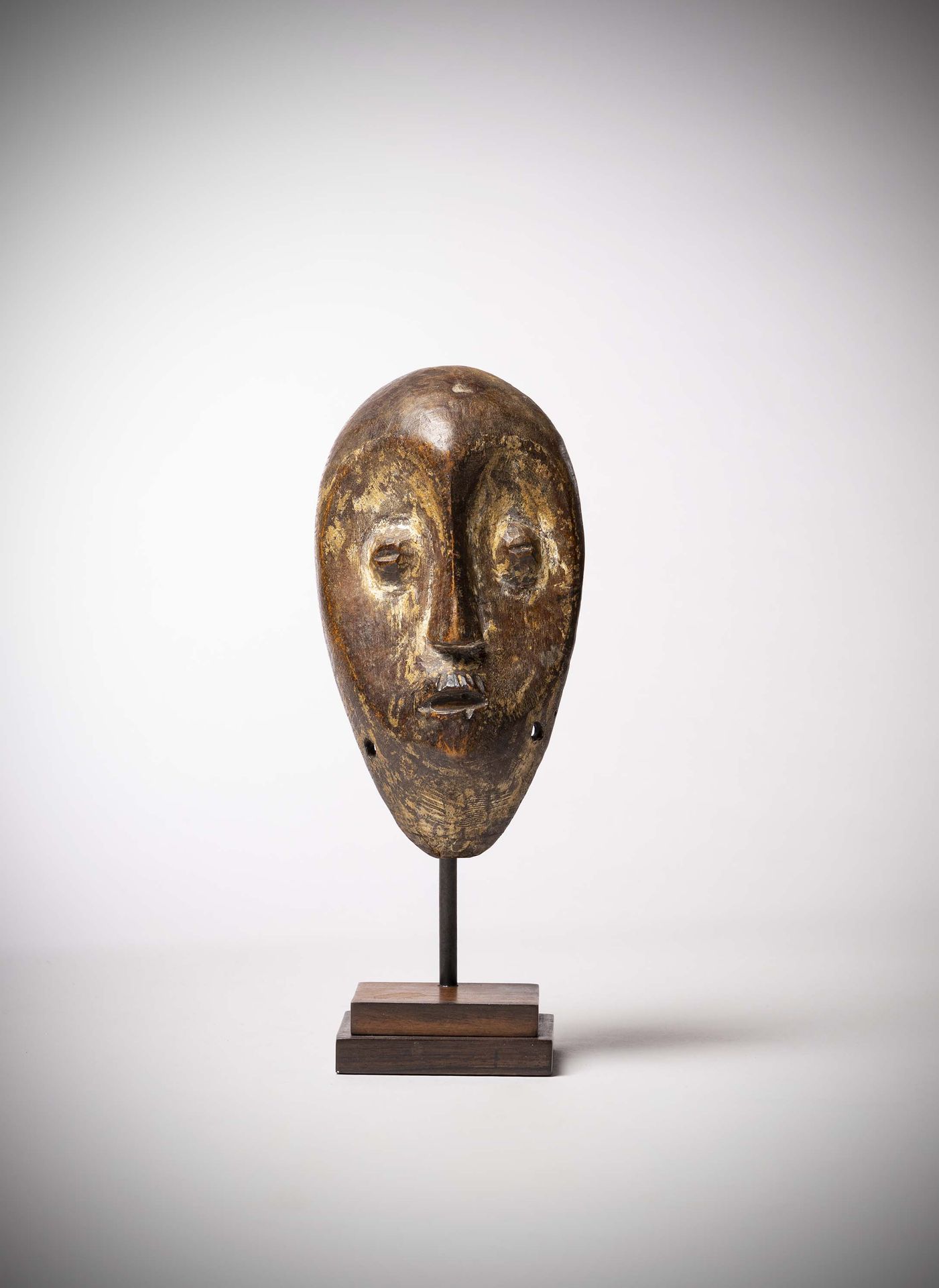 Null Lega 

 (Congo RDC) Máscara de rango de madera con pátina natural y restos &hellip;