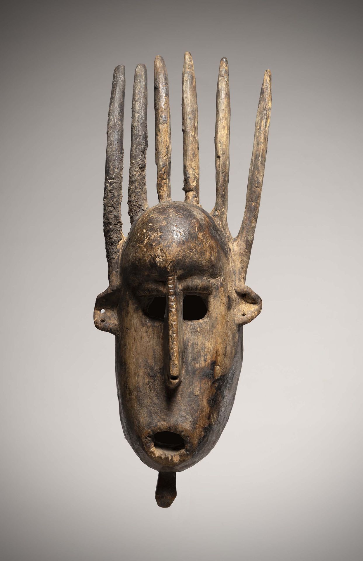 Null 班巴拉

(马里）男性Ntomo面具，有六个角，古代制造。

天然木头上有树脂的痕迹，一定是装过牛肝菌。

(右边两个角上有破损和粘连）。高：50厘米
