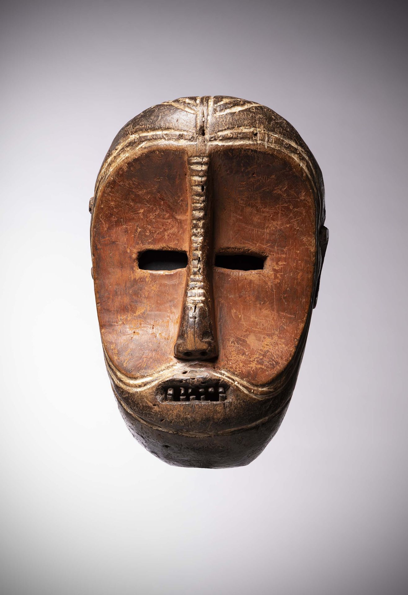 Null Bwaka

(DRK) Sehr alte Maske mit konkavem Gesicht, das mit ockerfarbenem Ng&hellip;