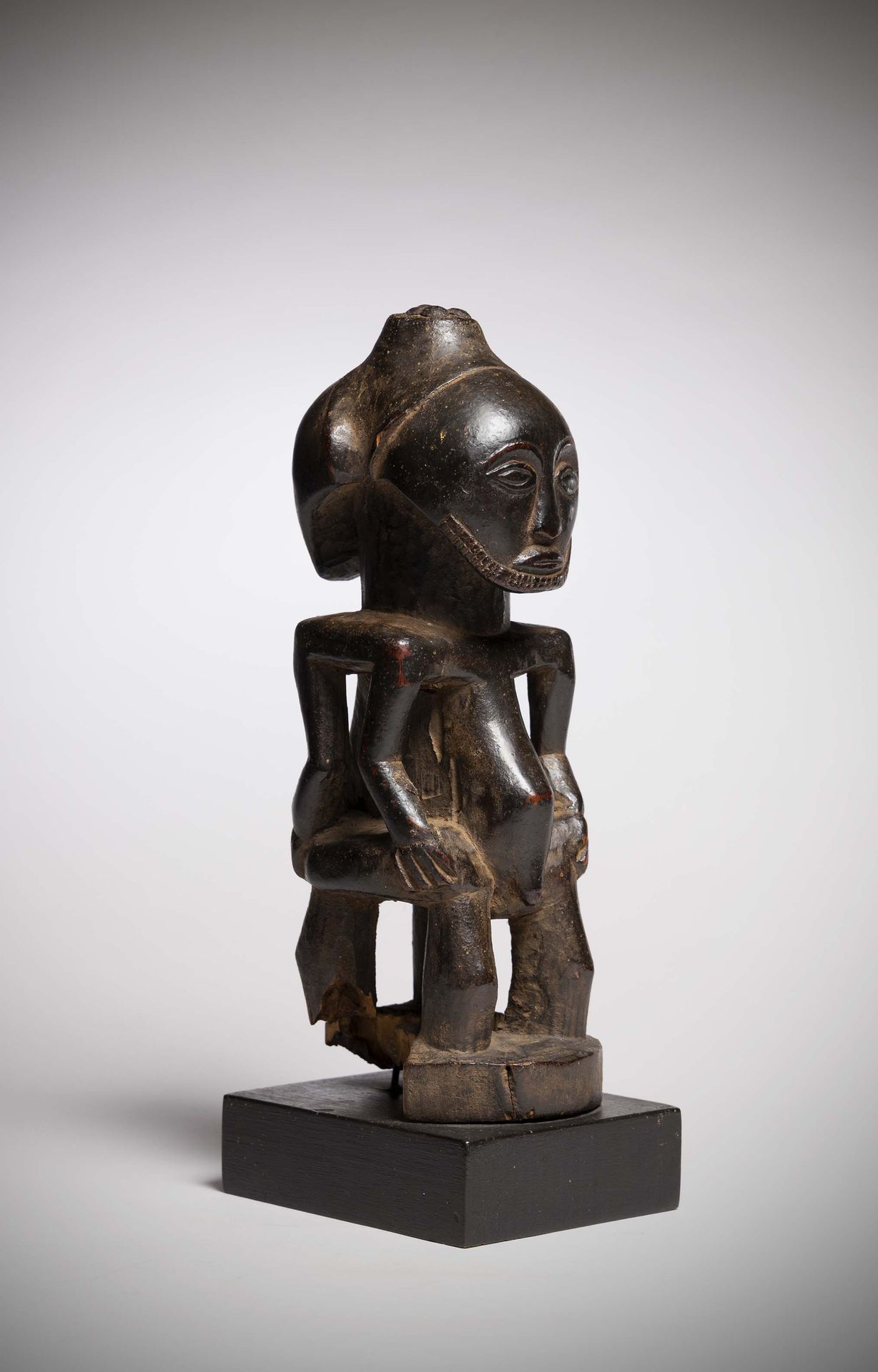 Null Luba

(DRC) 和谐的雕塑表现了两个背对背的男女形象，他们的手臂放在臀部。

一个神奇的电荷可能被放置在头骨的顶部，由装饰钉固定。

非常深的&hellip;