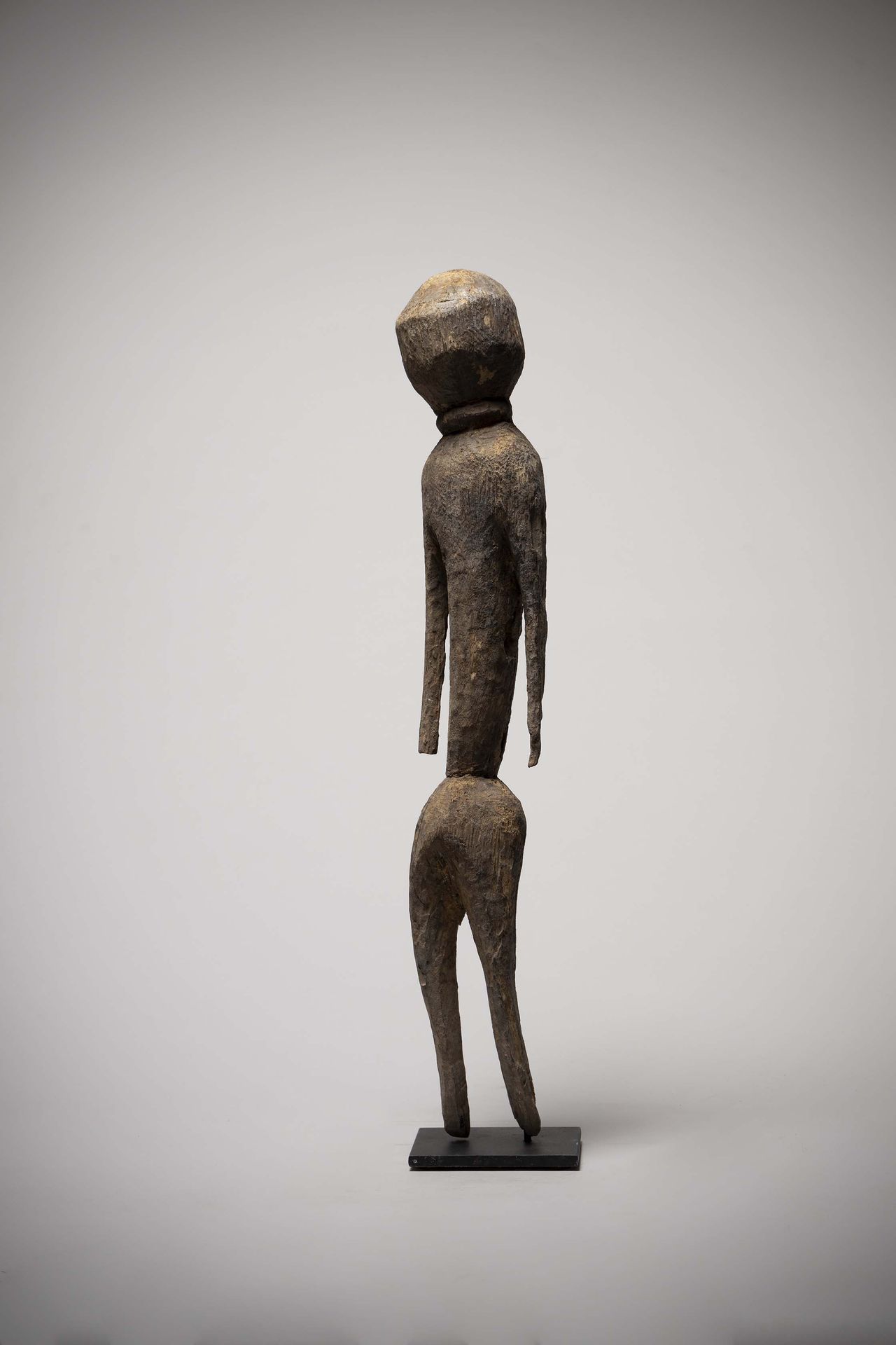 Null Moba

(Toga) Statua lunga in legno scolorito con tracce di libagioni

Colle&hellip;
