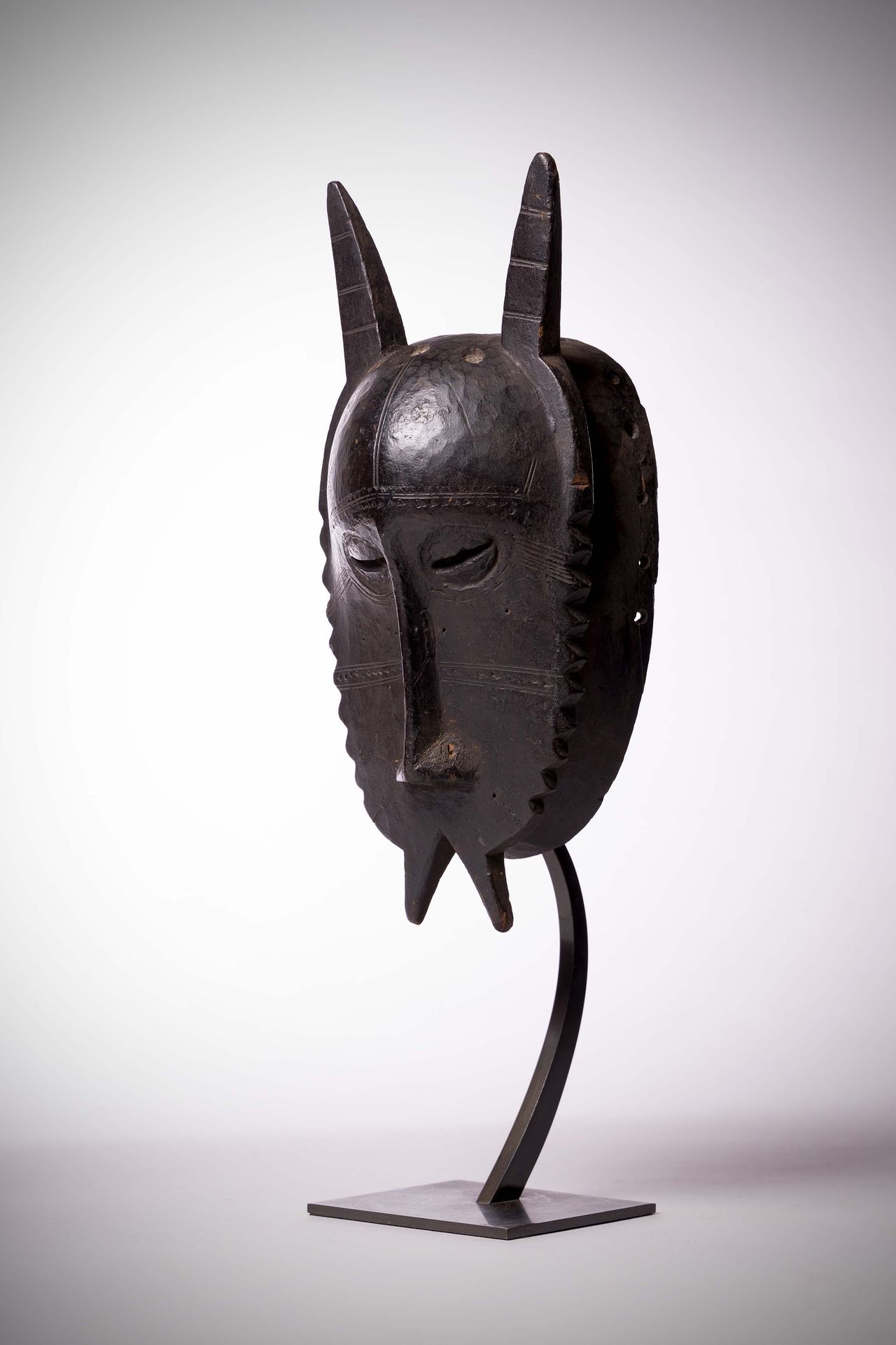 Null 班巴拉

马林科

(马里)非常古老的拟人拟物面具，由重木制成，有黑色的漆面光泽，可能属于科雷崇拜。

有两点的山羊胡回答了羚羊的两个角。

出处：V&hellip;