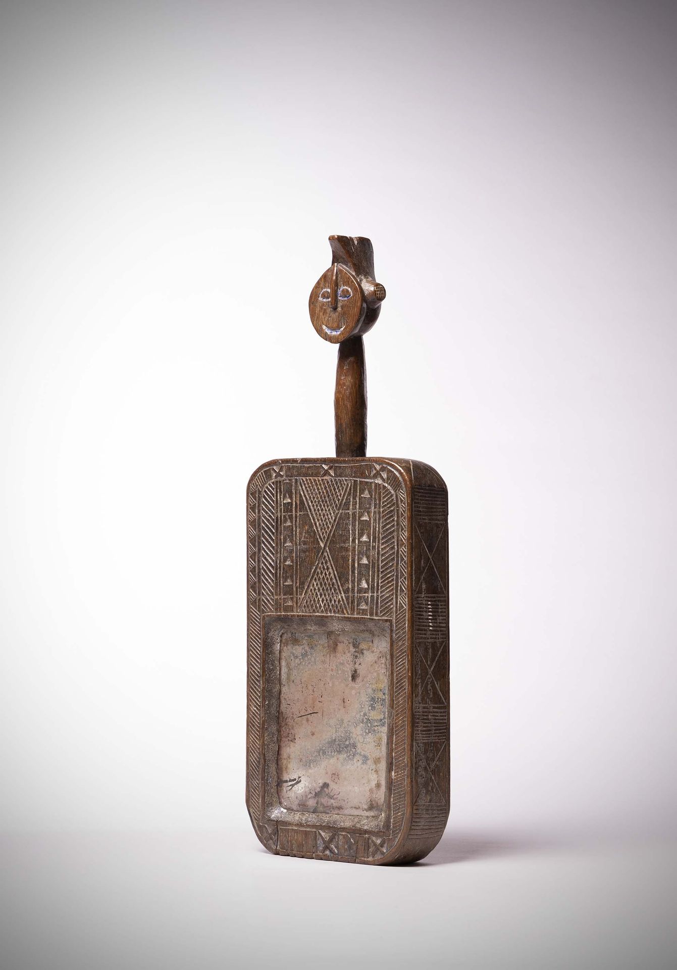 Null Igala

(Nigeria) Mirror surmounted by a head with a long neck.

The flatten&hellip;