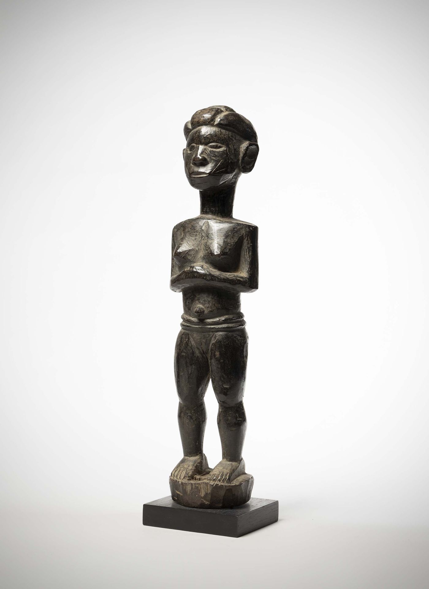 Null Tiv

(尼日利亚）女性雕像由厚重的木头制成，带有黑色的光亮。

这些世系雕像被保存在家庭祭坛上。

参看Fr.Neyt les Arts de l&hellip;