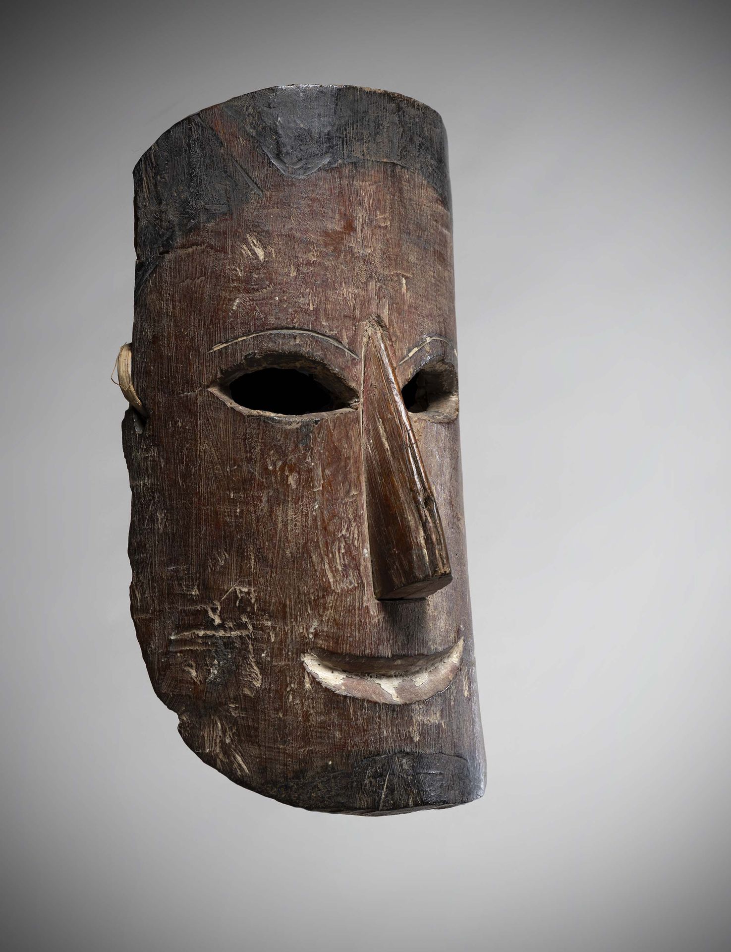 Null Fang/

Okak

Guinea Ecuatorial Máscara de madera dura con ligera pátina.

L&hellip;